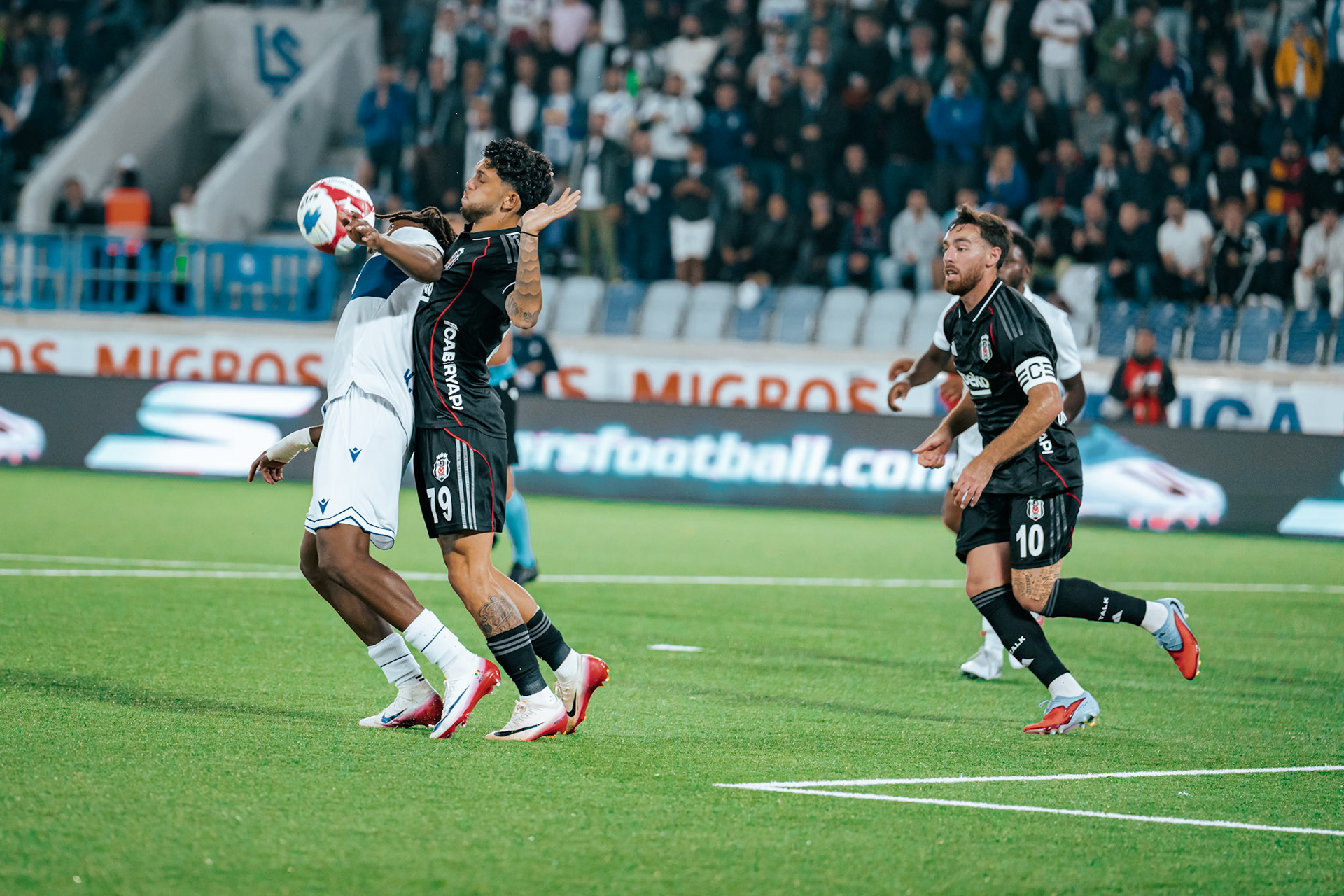 Match aller du tour de barrage de l’UEFA Europa Conference League 2025/26 opposant Lausanne-Sport et le Beşiktaş JK au Stade de la Tuilière. (Christian António/LibsVisuals.com)