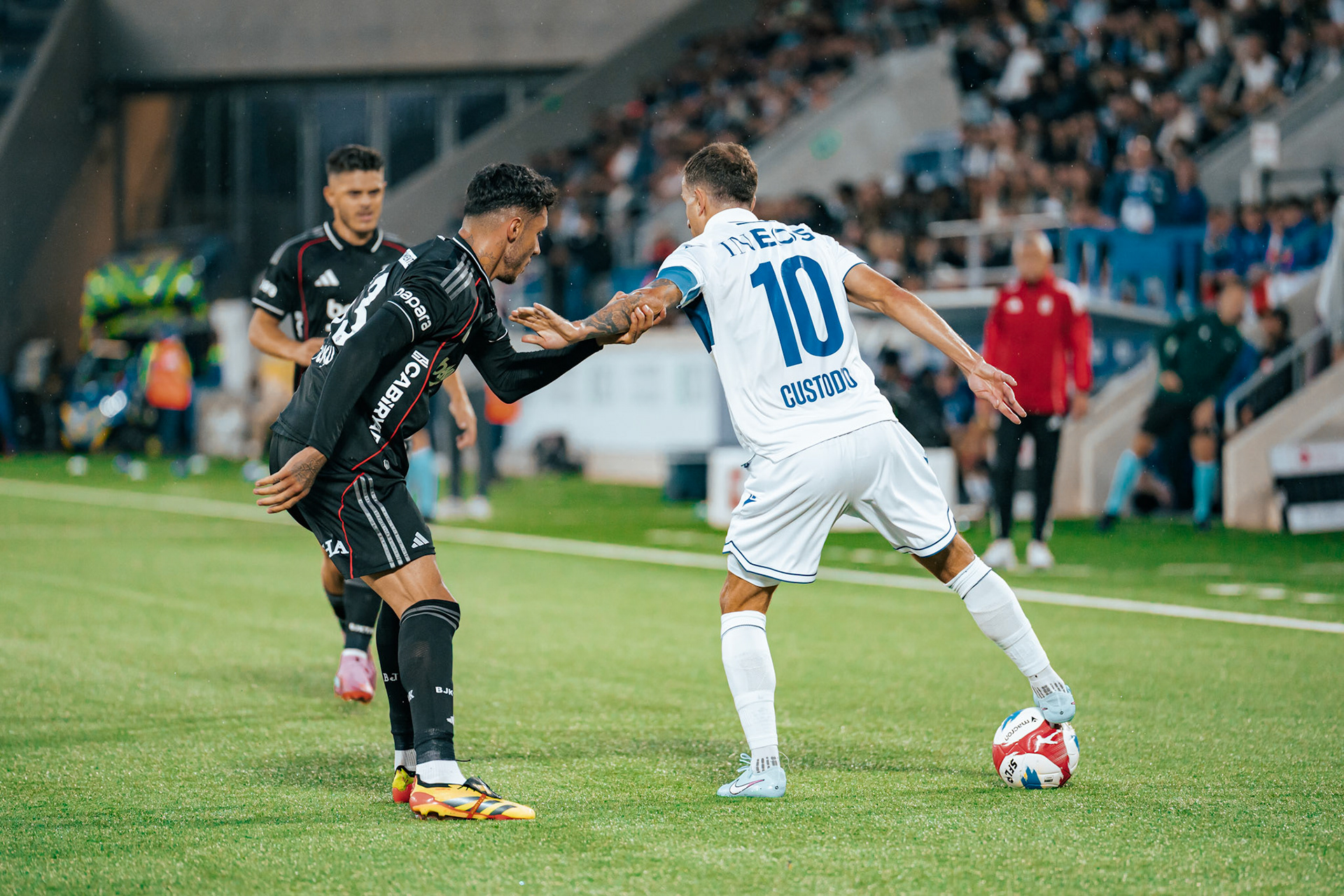 Match aller du tour de barrage de l’UEFA Europa Conference League 2025/26 opposant Lausanne-Sport et le Beşiktaş JK au Stade de la Tuilière. (Christian António/LibsVisuals.com)