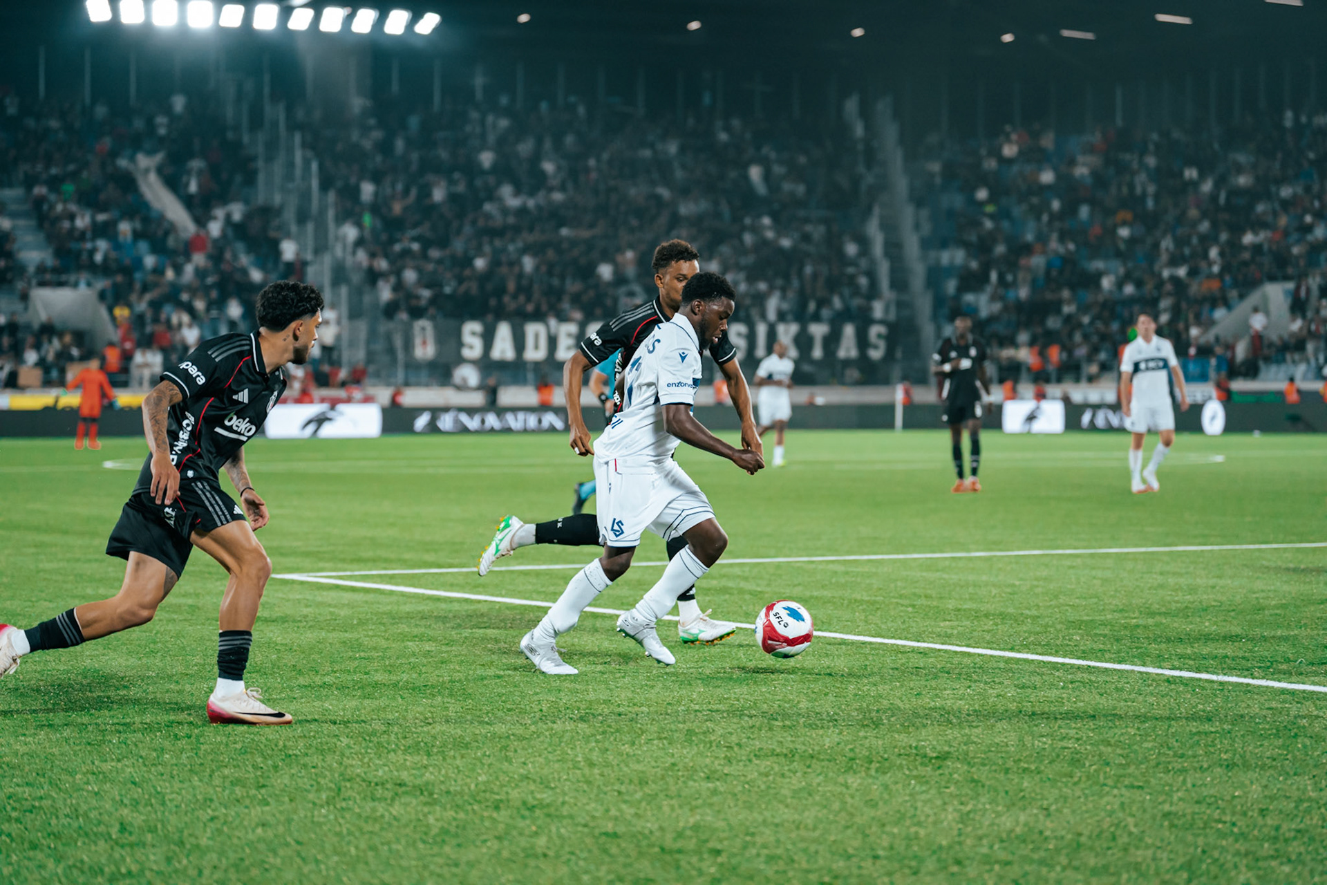 Match aller du tour de barrage de l’UEFA Europa Conference League 2025/26 opposant Lausanne-Sport et le Beşiktaş JK au Stade de la Tuilière. (Christian António/LibsVisuals.com)