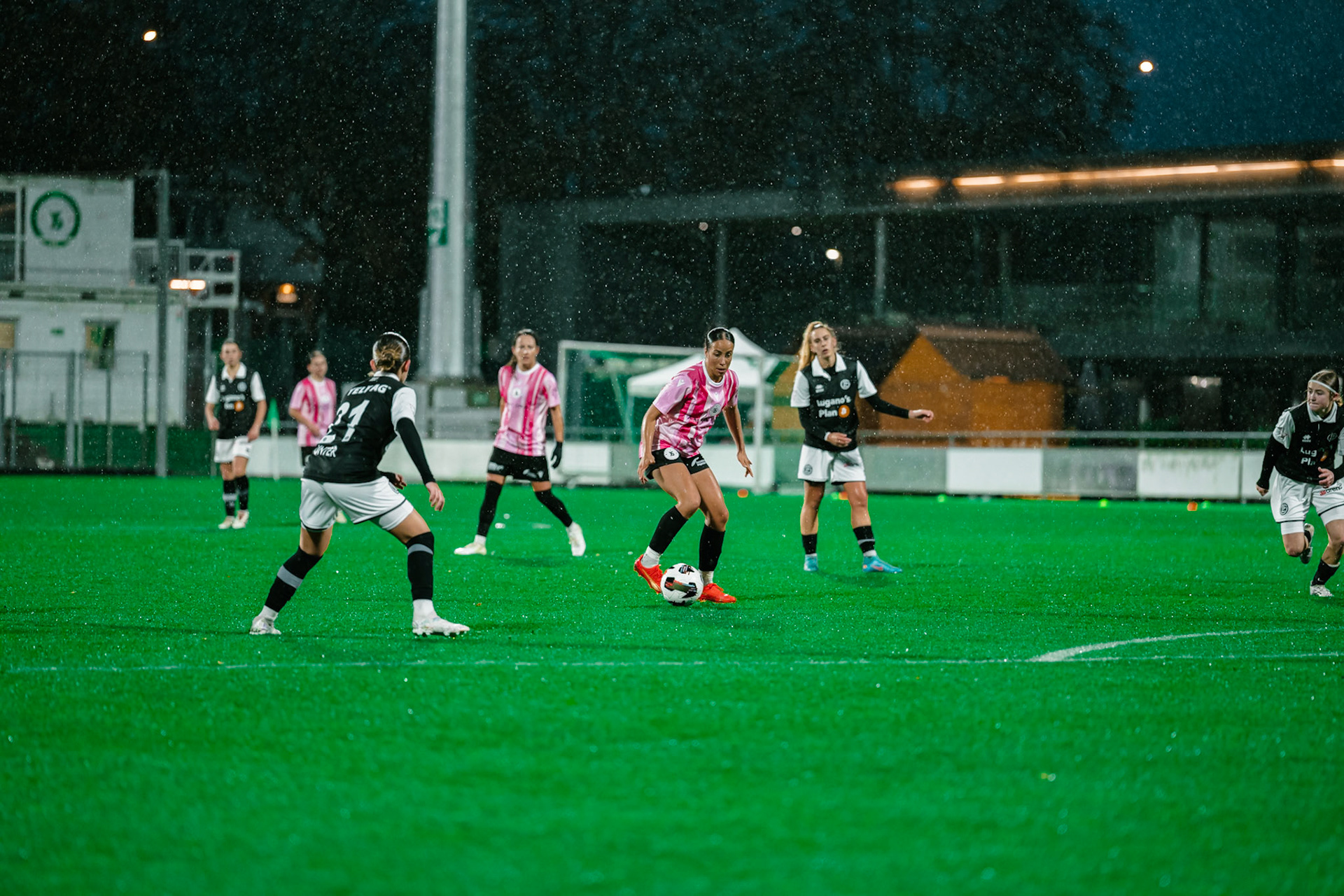 Match de championnat LNB féminine opposant Yverdon Sport FC et le FC Lugano au Stade Municipal, Yverdon-les-Bains. (Christian António / LibsVisuals.com)