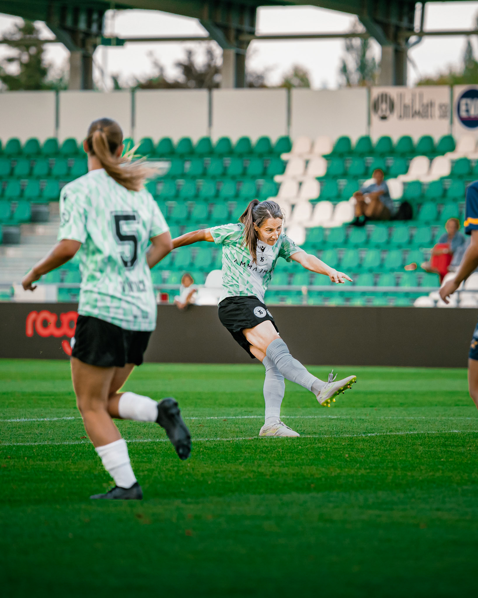 Match championnat LNB féminine opposant Yverdon Sport FC et FC Schlieren au Stade Municipal. (Christian António/LibsVisuals.com)