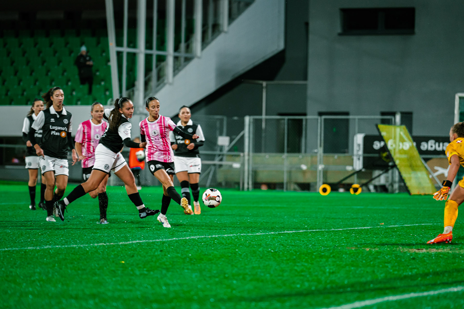 Match de championnat LNB féminine opposant Yverdon Sport FC et le FC Lugano au Stade Municipal, Yverdon-les-Bains. (Christian António / LibsVisuals.com)