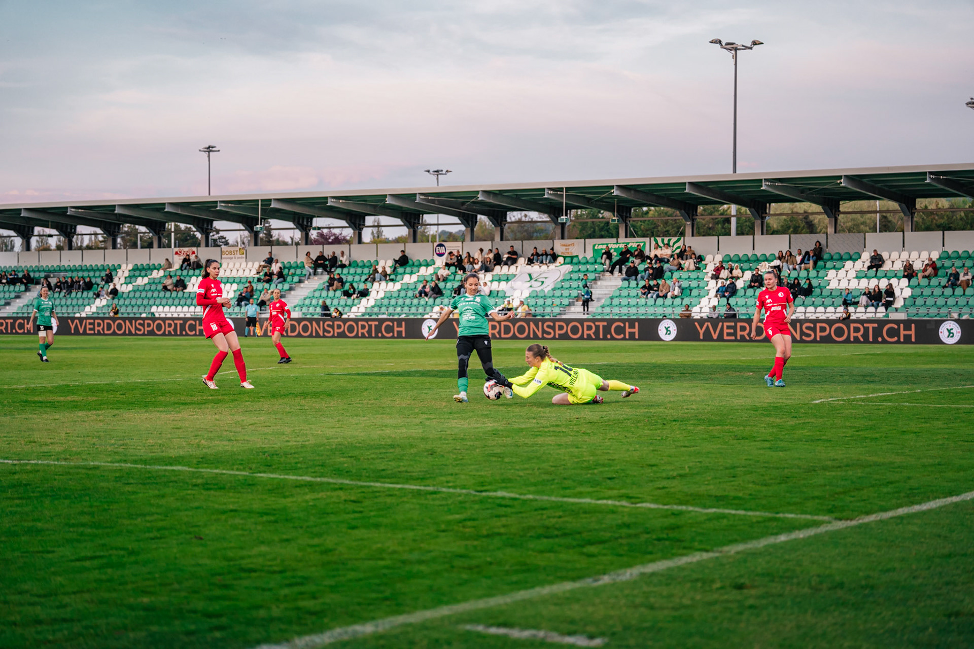 Yverdon Sport FC et Frauenteam Thun Berner-Oberland au Stade Municipal. (Christian António/LibsVisuals.com)