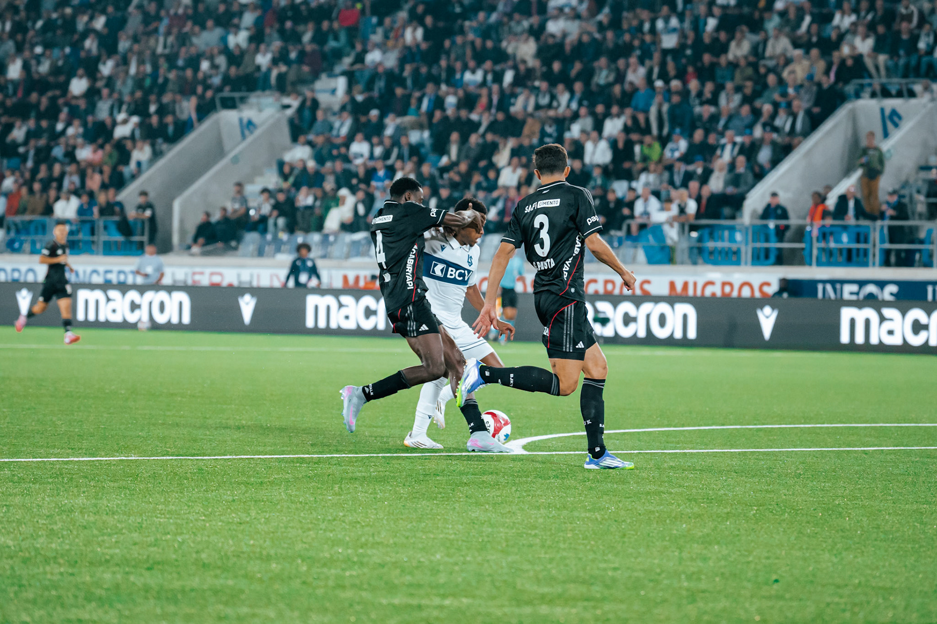 Match aller du tour de barrage de l’UEFA Europa Conference League 2025/26 opposant Lausanne-Sport et le Beşiktaş JK au Stade de la Tuilière. (Christian António/LibsVisuals.com)