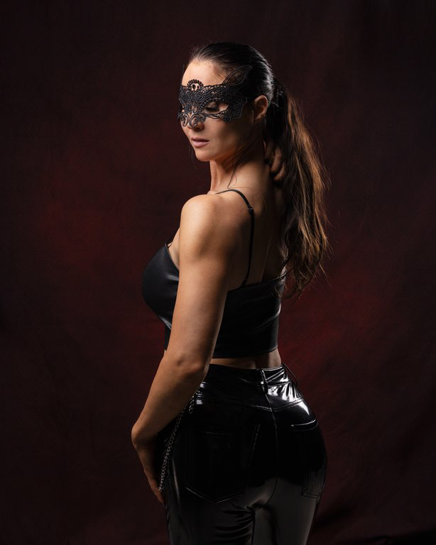 Huomenlahjakuvaus tai boudoir ei aina tarvitse olla paljastavaa. Sensuellisuus kuvaan voidaan luoda monella tavalla.