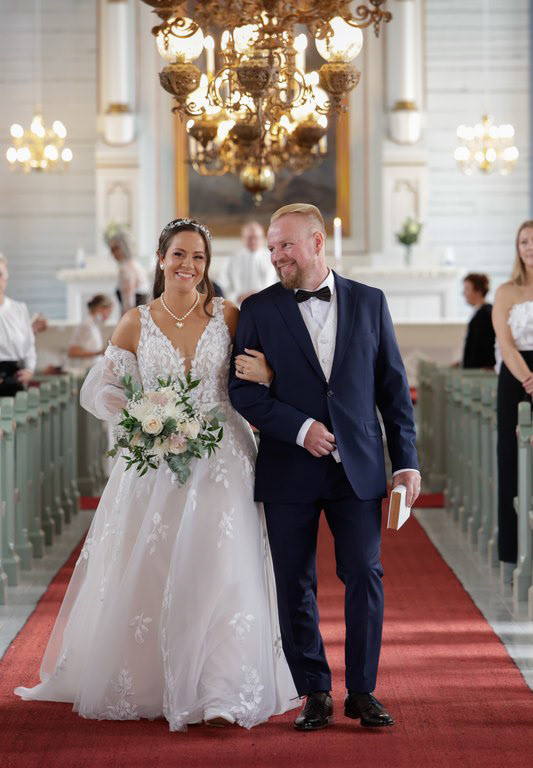 Hääkuvauksen tärkeitä hetkiä ovat  muun muassa kirkkoon saapuminen ja sieltä lähtö. . 