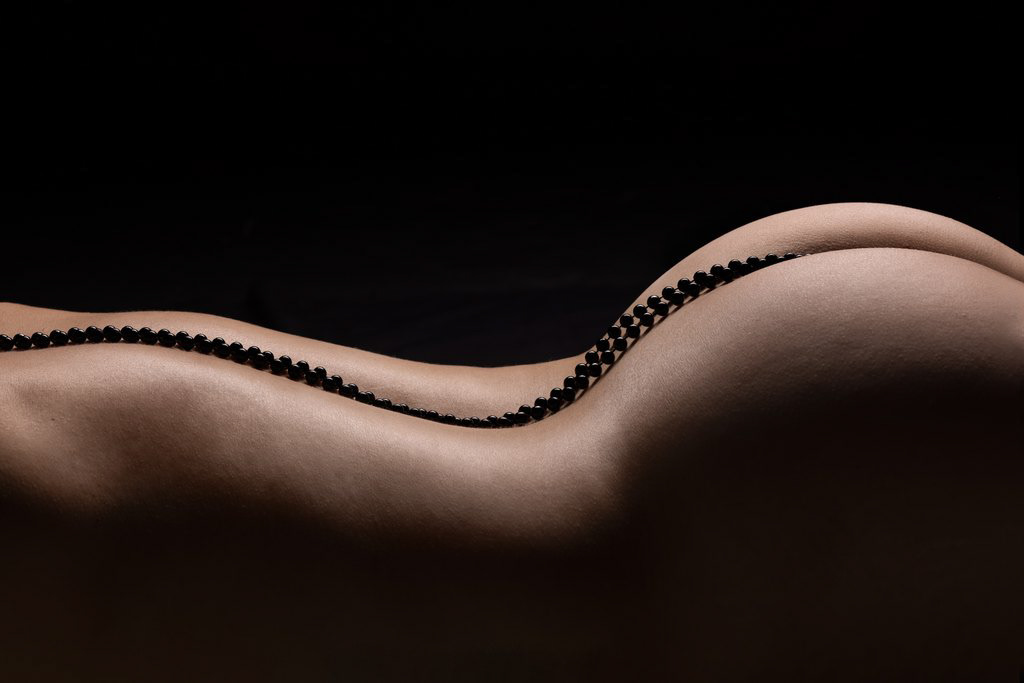 Bodyscape. Valo korostaa vartalon muotoja ja ysityiskohtia. 