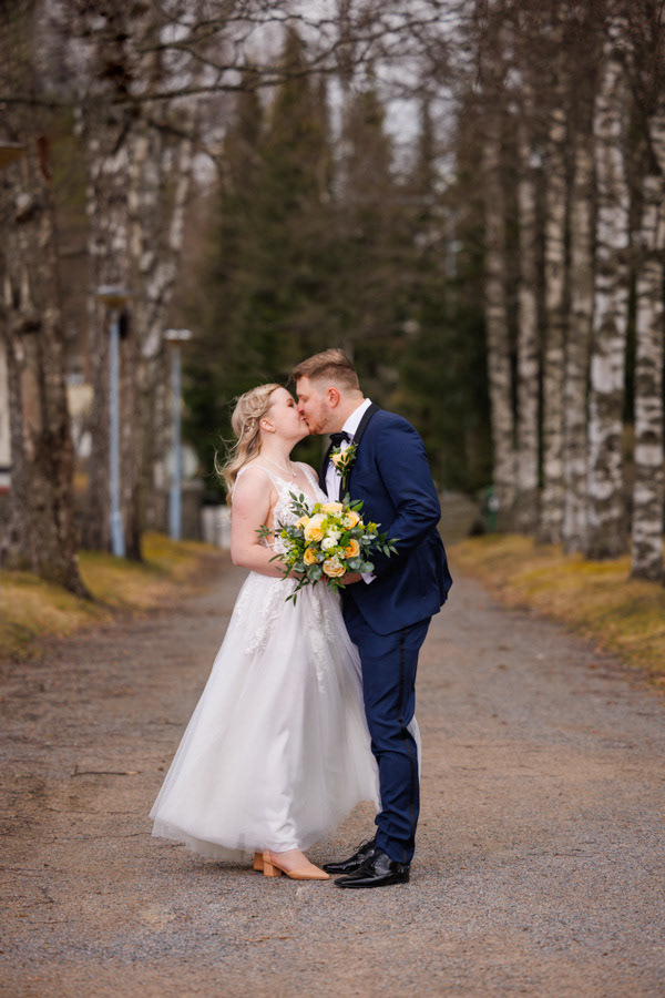 Hääkuvaaja tallentaa parin välisen kemian hääpotreteissa.