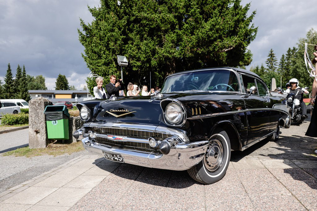 Hääkuvaaja pääsee ikuistamaan myös komeita autoja. 