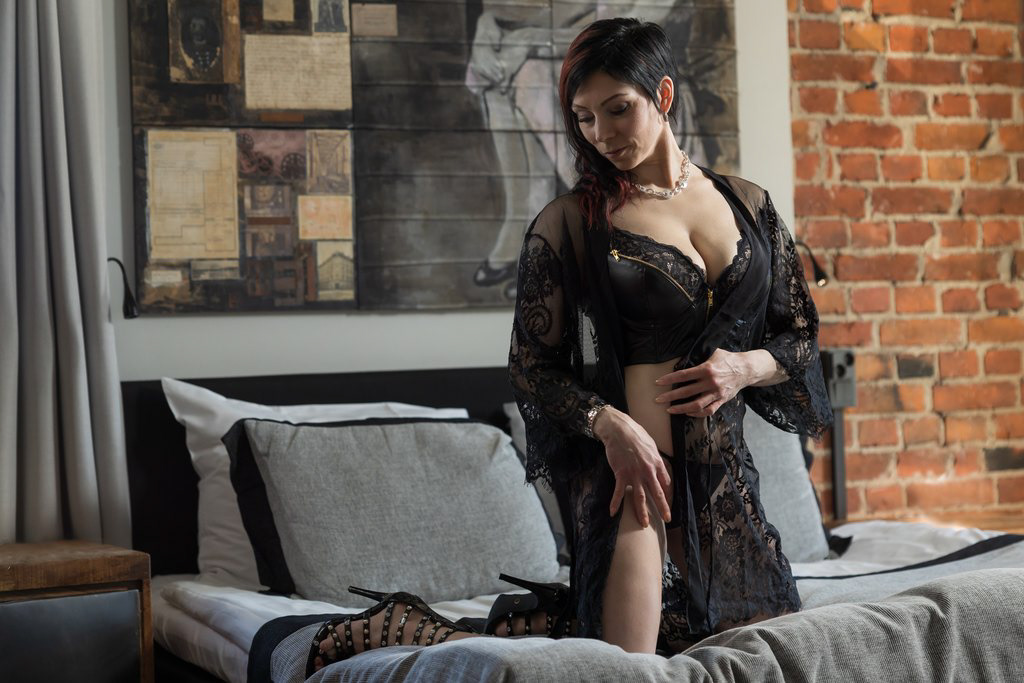 Boudoirkuvaus voidaan tehdä myös kotona tai hotellihuoneessa.