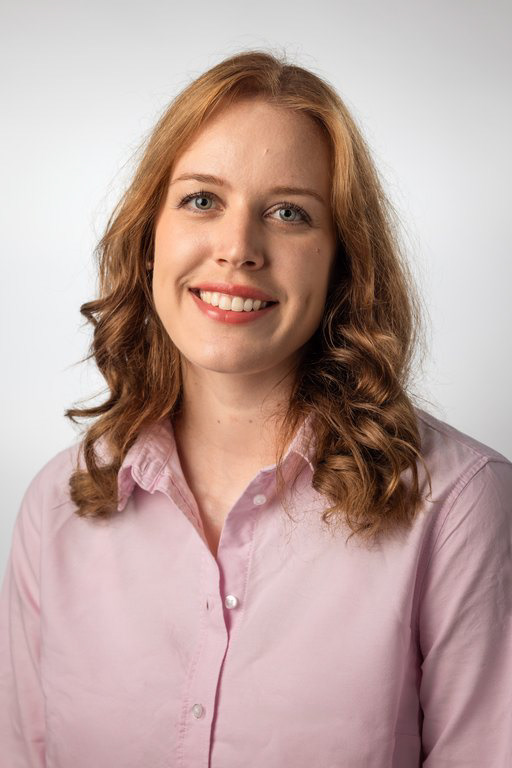 CV-kuva henkilöstökuva esimerkki. Nuori nainen hymyilee ja katsoon kameraan. Valokuvastudio.