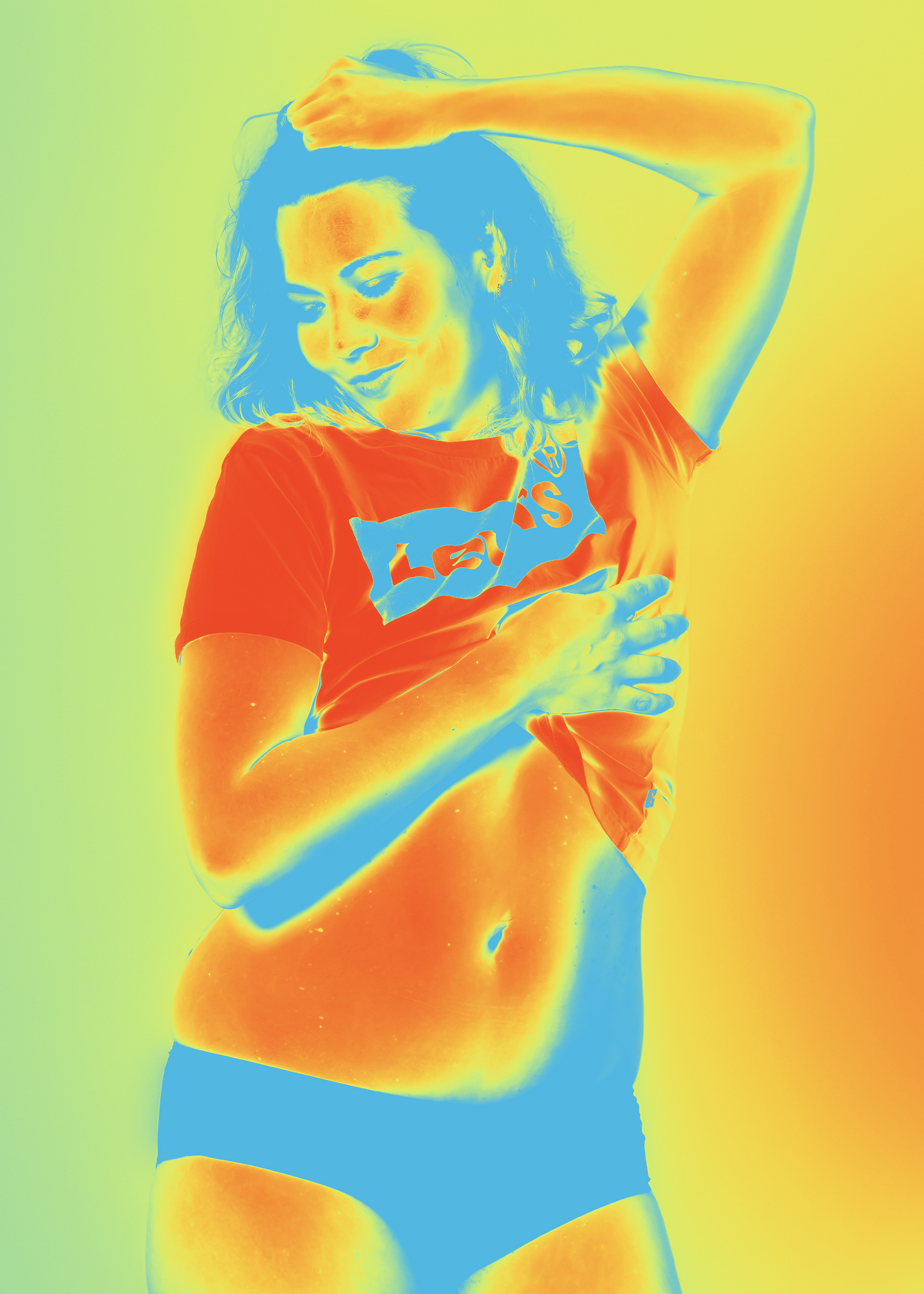 „Was sich nicht festhalten lässt, bleibt“  - In diesem Bild lasse ich Leichtigkeit zu, ohne sie festzulegen.  Die Bewegung wirkt fast beiläufig, als wäre sie nicht inszeniert, sondern einfach entstanden. Mich interessiert genau dieser Zustand – wenn etwas geschieht, ohne dass es erklärt werden muss.  Die Farben lösen den Körper aus seiner gewohnten Form. Er wird weniger konkret, mehr Empfindung als klare Kontur.  Ich suche hier nicht nach Perfektion oder nach einem Ziel. Eher nach einem Moment, der sich selbst genügt.  Etwas, das keinen Anspruch stellt – und genau deshalb bestehen kann