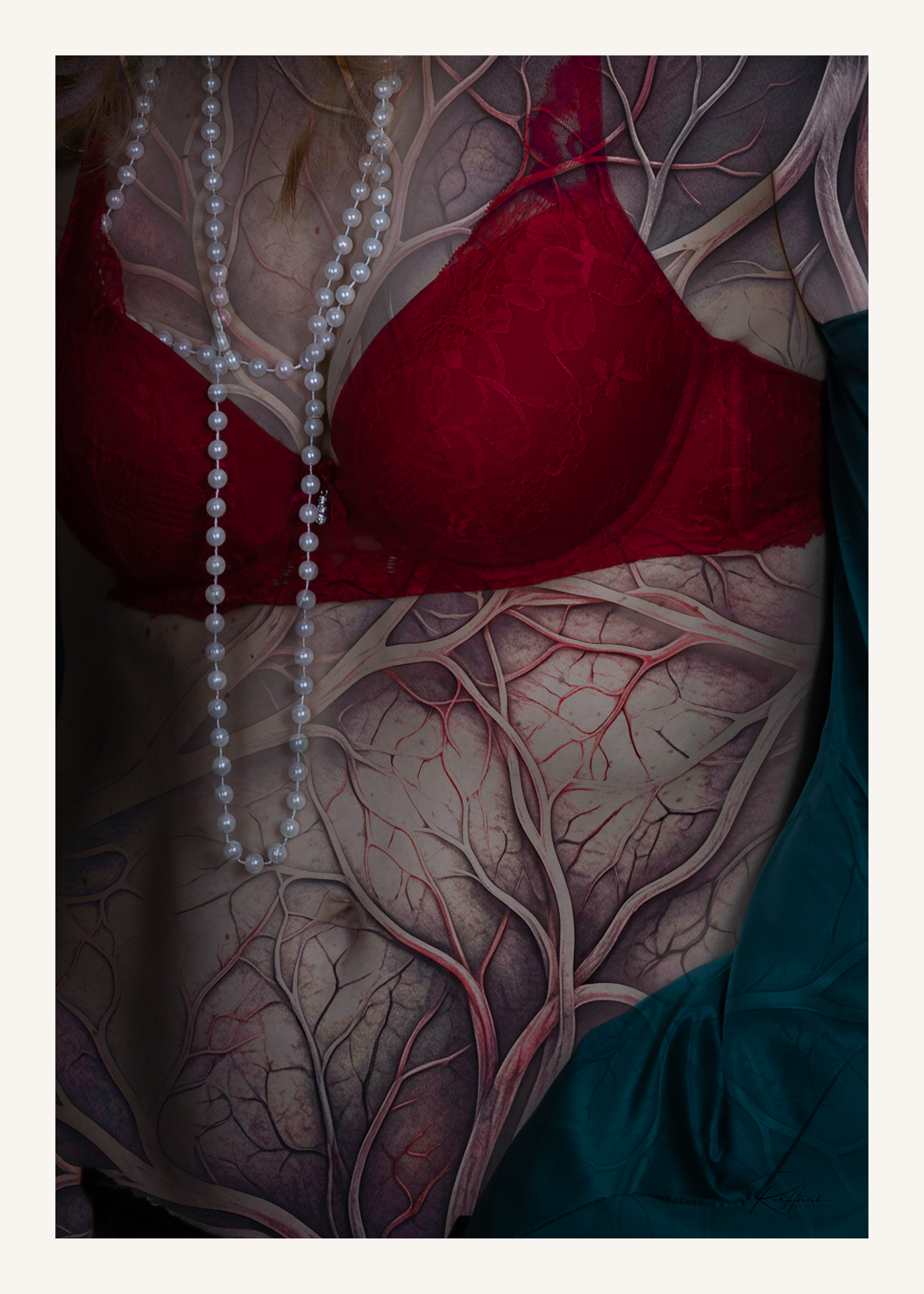 Fine-Art-Fotografie einer weiblichen Körperform mit schichtartigen organischen Überlagerungen aus der Werkgruppe „PALIMPSEST“.