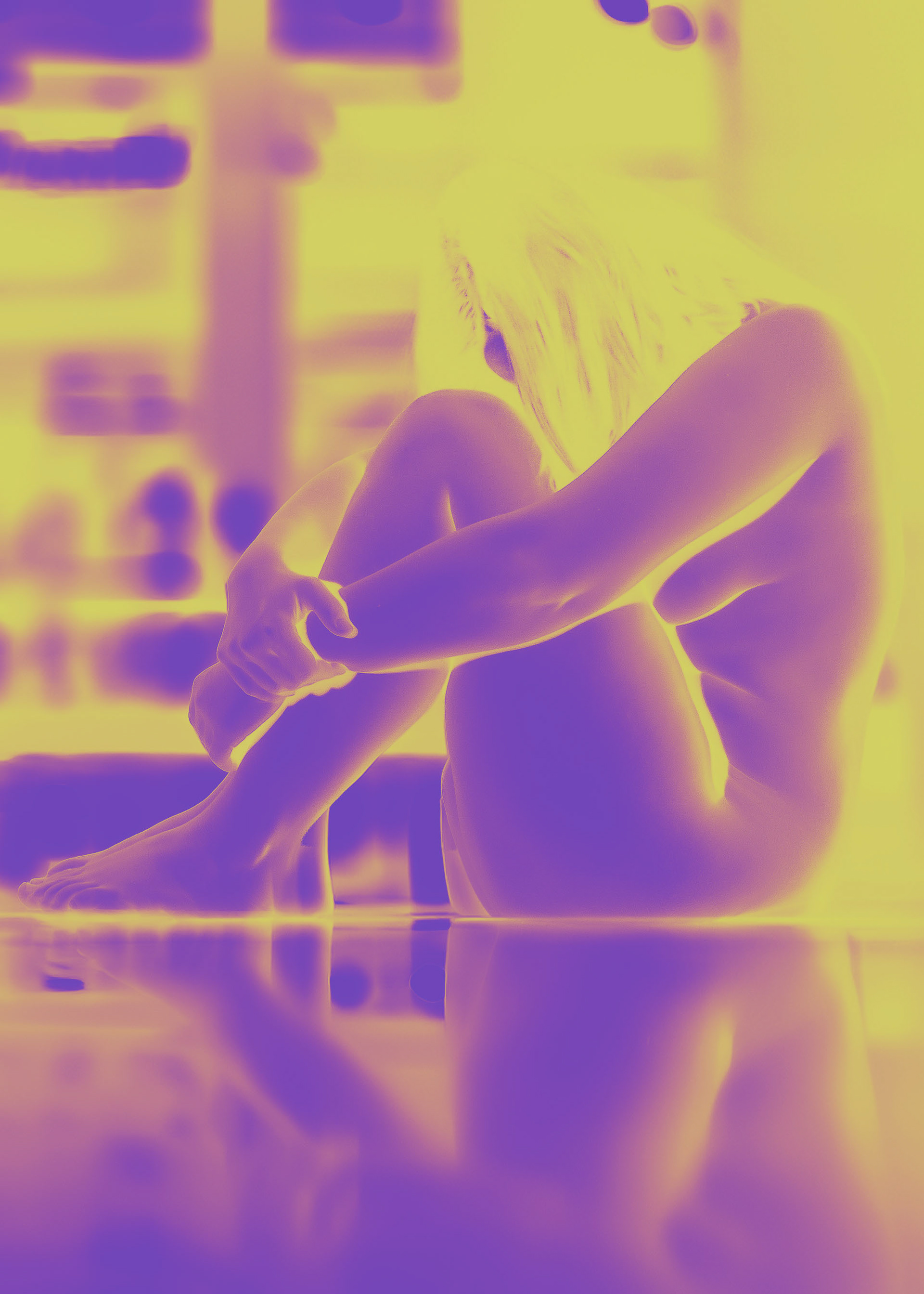 Körper im Warten - Ein Körper im Zustand des Wartens — zurückgenommen, verletzlich und zugleich von stiller Intensität durchzogen.