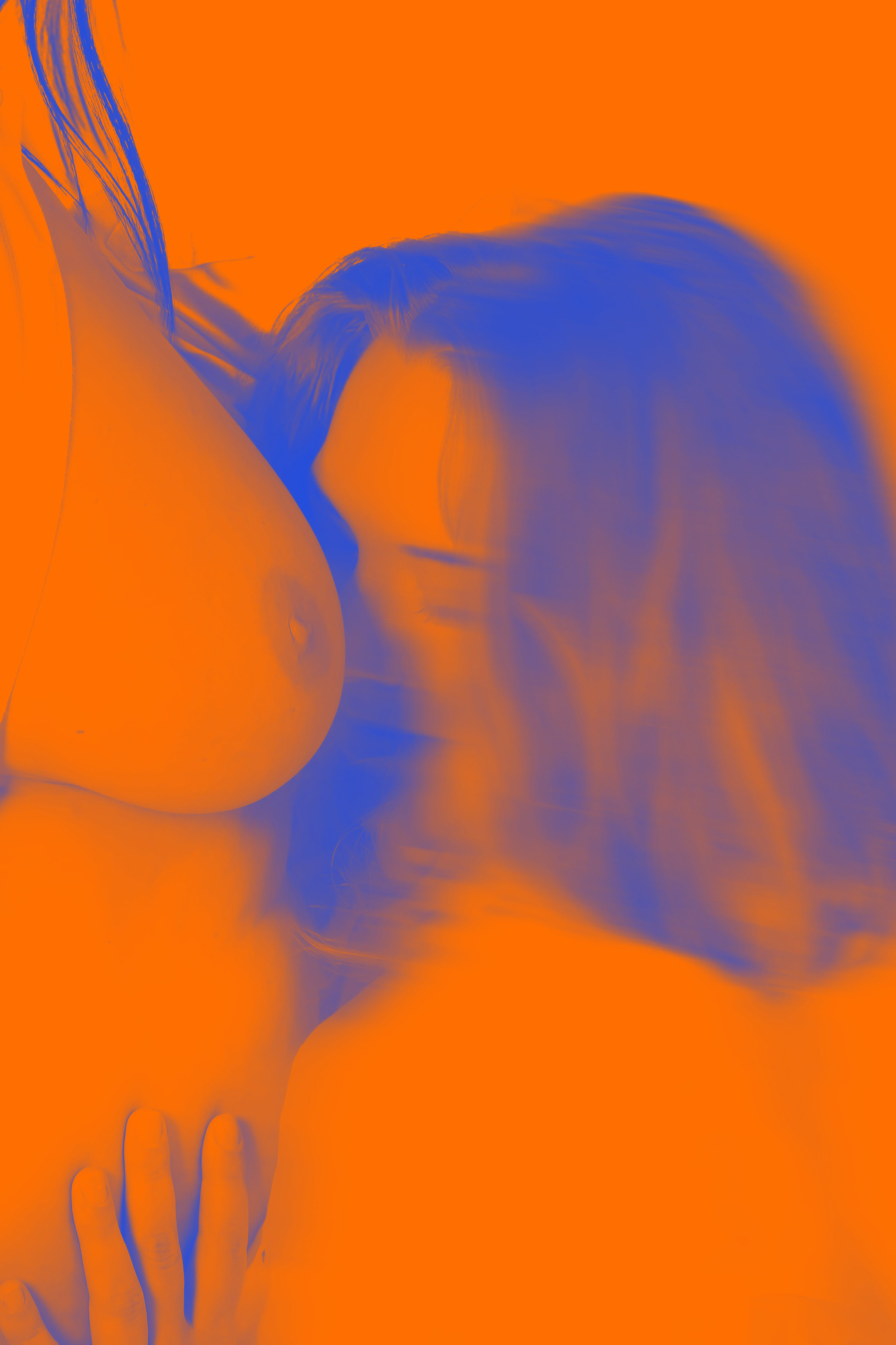 „Dort, wo Nähe still wird“ - Ich bewege mich hier bewusst an einer Grenze – zwischen Nähe und Zurückhaltung, zwischen dem, was sichtbar ist, und dem, was sich entzieht.  Die Formen lösen sich fast auf, Farben übernehmen das Erzählen. Es geht nicht mehr um klare Konturen, sondern um ein Gefühl von Nähe, das keinen festen Ort hat.  Mich interessiert dieser Moment, in dem etwas fast greifbar wird – und sich im gleichen Augenblick wieder zurücknimmt.  Vielleicht ist es genau dieses Nicht-Festhalten-Können, das bleibt. Etwas, das sich nicht erklären lässt, aber dennoch da ist.