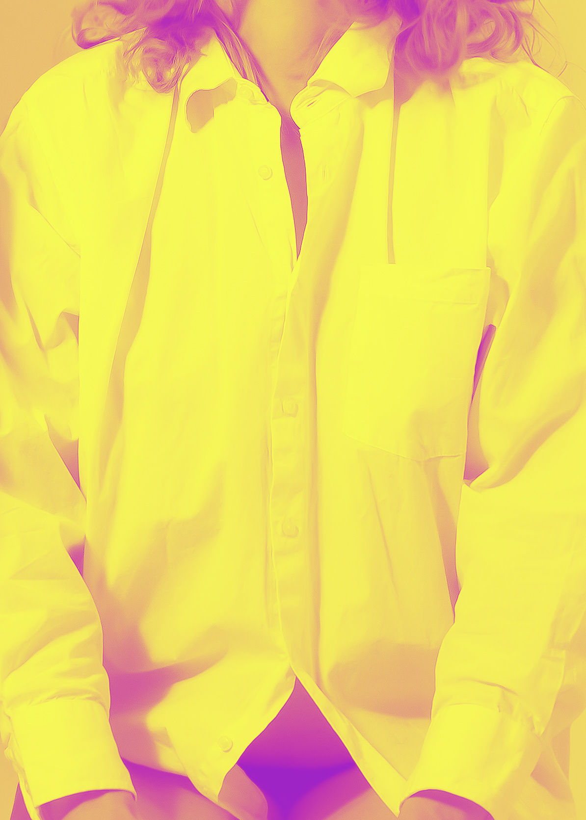 „Der Moment davor“ - Es gibt Bilder, die mehr auslösen, als sie zeigen. Und genau dort beginnt für mich die eigentliche Arbeit.  Wenn ich dieses sehe, ist da ein Moment, der nicht ruhig ist. Etwas, das sich aufbaut – nicht sichtbar, aber spürbar. Ein Impuls, der nach vorne will, der keinen Abstand kennt.  Und genau an dieser Stelle entscheide ich mich dagegen.  Nicht, weil es fehlt. Sondern weil ich es halte.  Ich lasse es nicht brechen, nicht übertreten, nicht laut werden.  Ich halte es dort, wo es am stärksten ist – kurz bevor es alles verändern würde.  Vielleicht liegt genau darin die eigentliche Nähe: nicht im Ausleben, sondern im Beherrschen.Es gibt Bilder, die mehr auslösen, als sie zeigen. Und genau dort beginnt für mich die eigentliche Arbeit.  Wenn ich dieses sehe, ist da ein Moment, der nicht ruhig ist. Etwas, das sich aufbaut – nicht sichtbar, aber spürbar. Ein Impuls, der nach vorne will, der keinen Abstand kennt.  Und genau an dieser Stelle entscheide ich mich dagegen.  Nicht, weil es fehlt. Sondern weil ich es halte.  Ich lasse es nicht brechen, nicht übertreten, nicht laut werden.  Ich halte es dort, wo es am stärksten ist – kurz bevor es alles verändern würde.  Vielleicht liegt genau darin die eigentliche Nähe: nicht im Ausleben, sondern im Beherrschen.