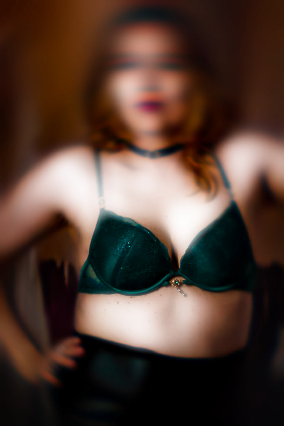 „Ich bin da – aber nicht greifbar“ - Ich habe dieses Bild gemacht, weil mich der Moment interessiert, in dem ich zwar sichtbar bin, aber nicht eindeutig werde. Der Körper ist da, die Haltung klar, fast selbstbewusst – und trotzdem entzieht sich das Gesicht jeder Festlegung. Mich inspiriert genau dieses Spannungsfeld: zwischen Kontrolle und Auflösung, zwischen dem Wunsch, gesehen zu werden, und dem Bedürfnis, mich nicht vollständig preiszugeben.