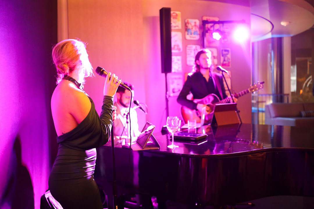 Live music every weekend in Como lounge.