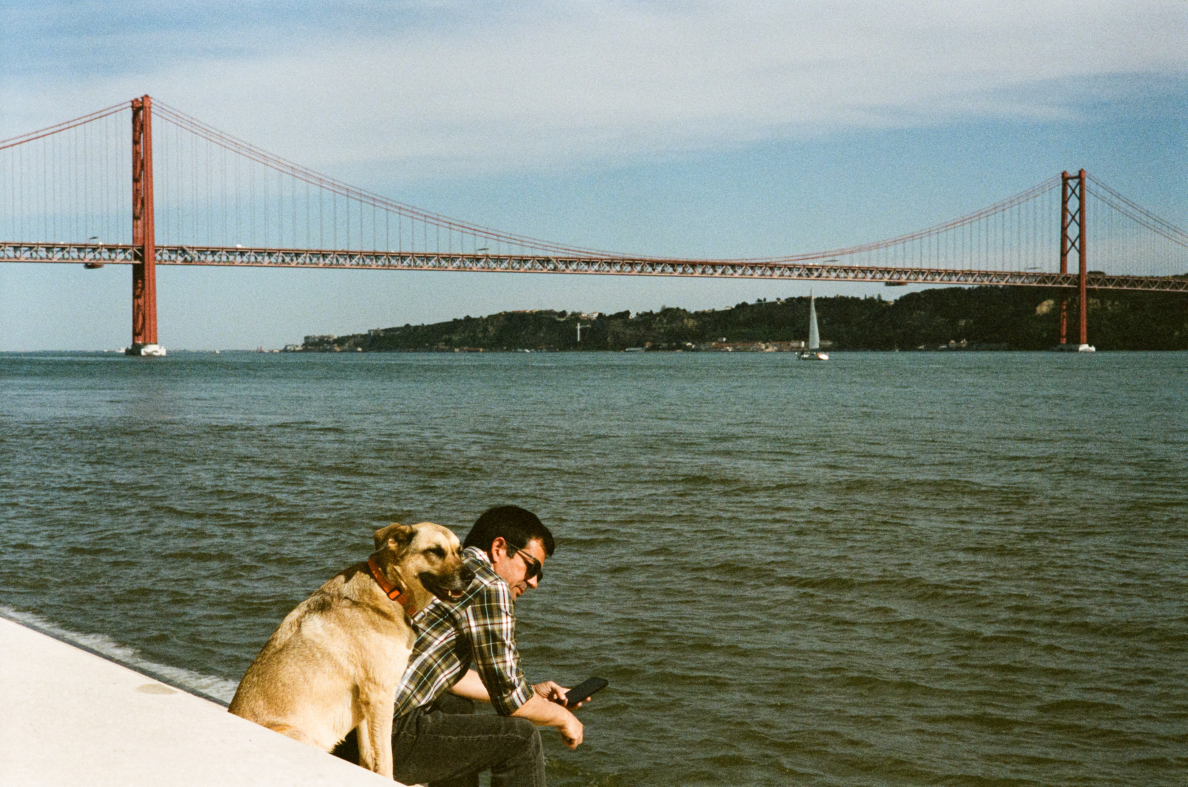Pals: A couple of pals taking a break from their walk together. Portra 400. April 3, 2023-Lisbon, Portugal-Photo by Aaron Guy Leroux
