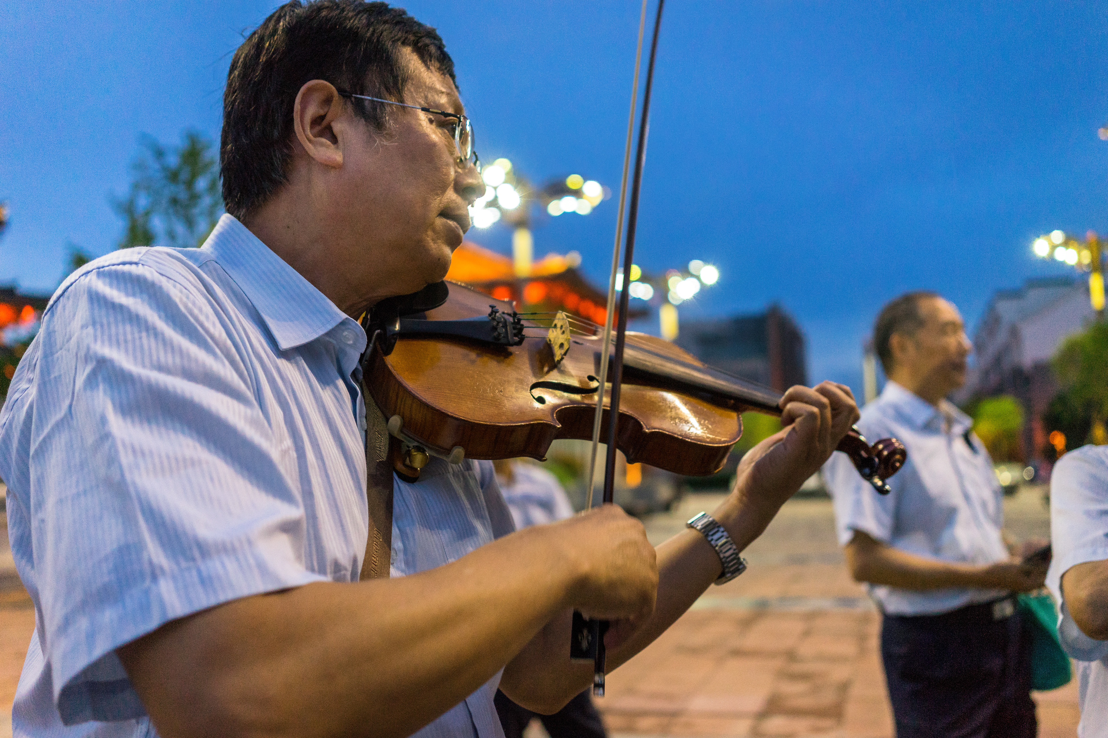 Members of the Xi'an Symphony Orchestra spent a few hours on the sidewalk playing for passersby. 