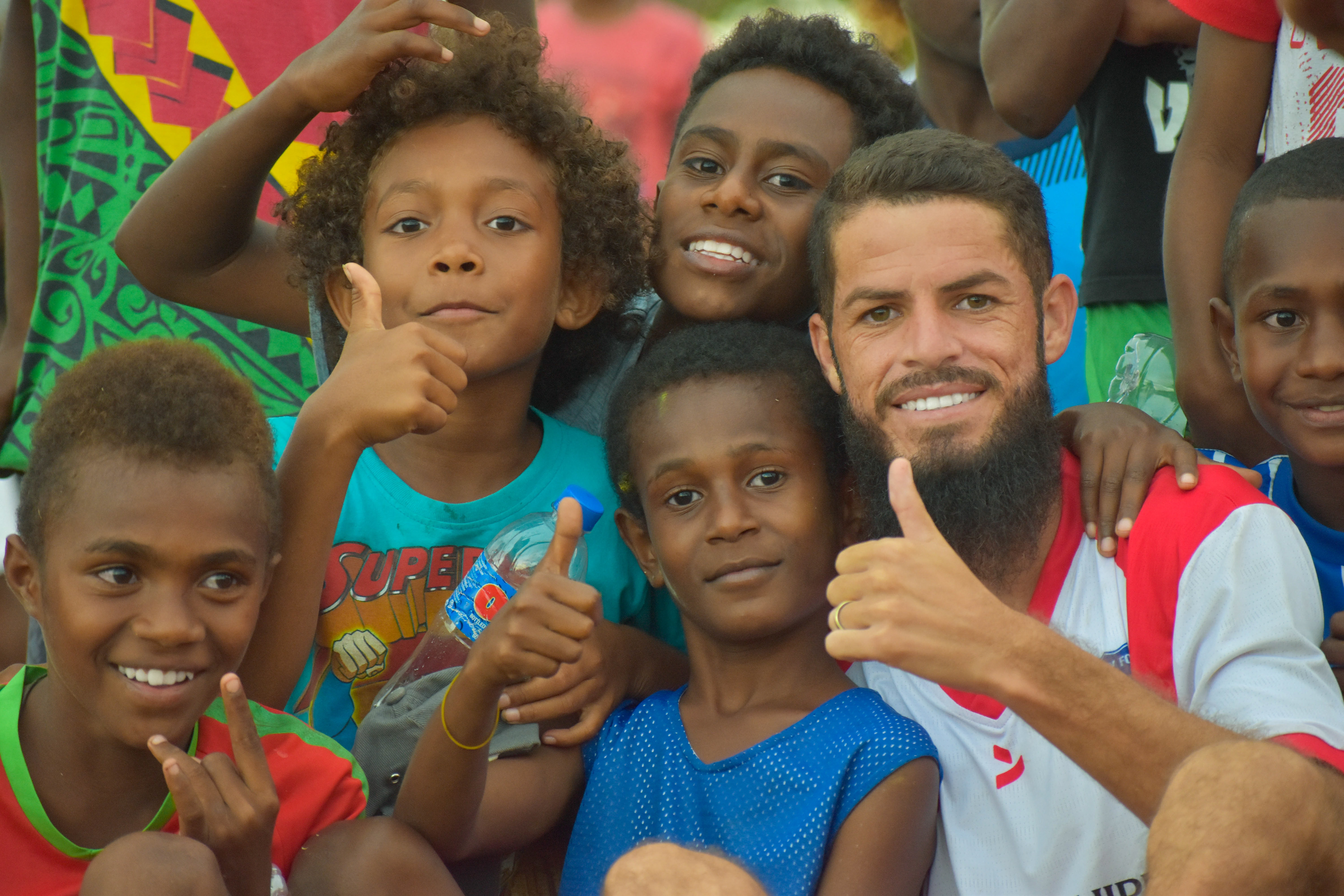 Roberson Felipe and the kids during the celebration of the VFF Champions League 2021