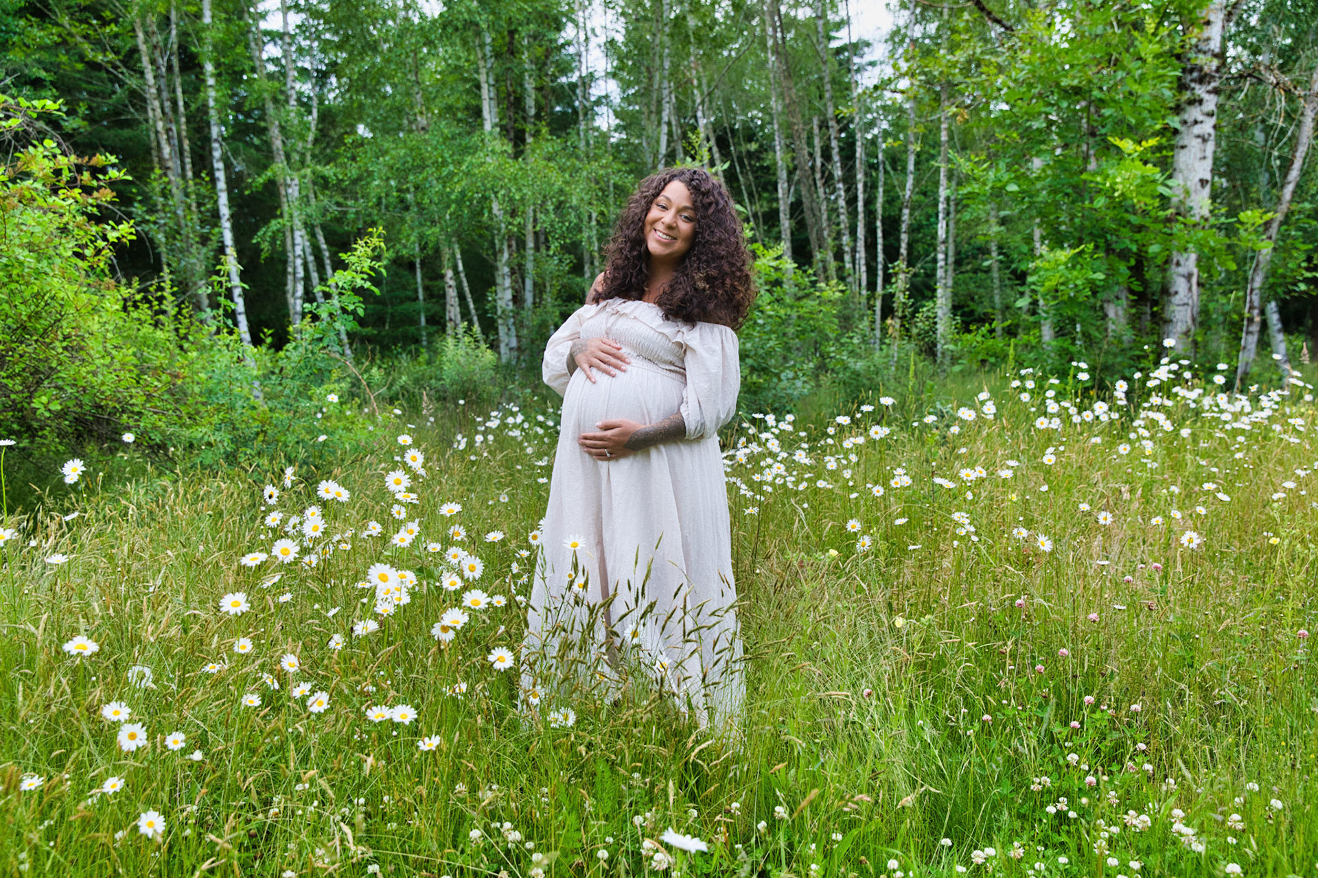Maternity Photos, spring meadow, soft light, golden hour, Vancouver Washington photography