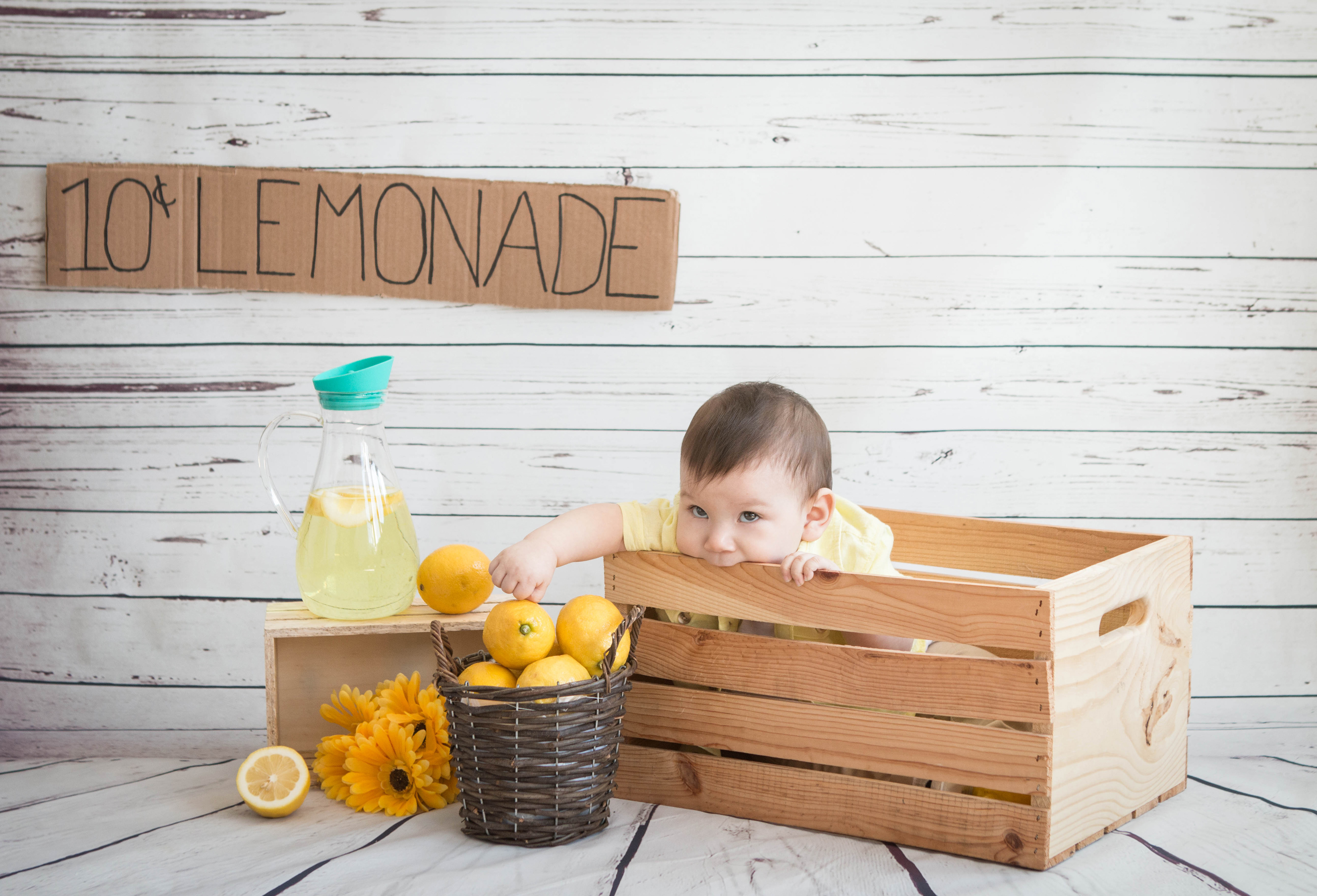 lemonade stand back drop with one kid