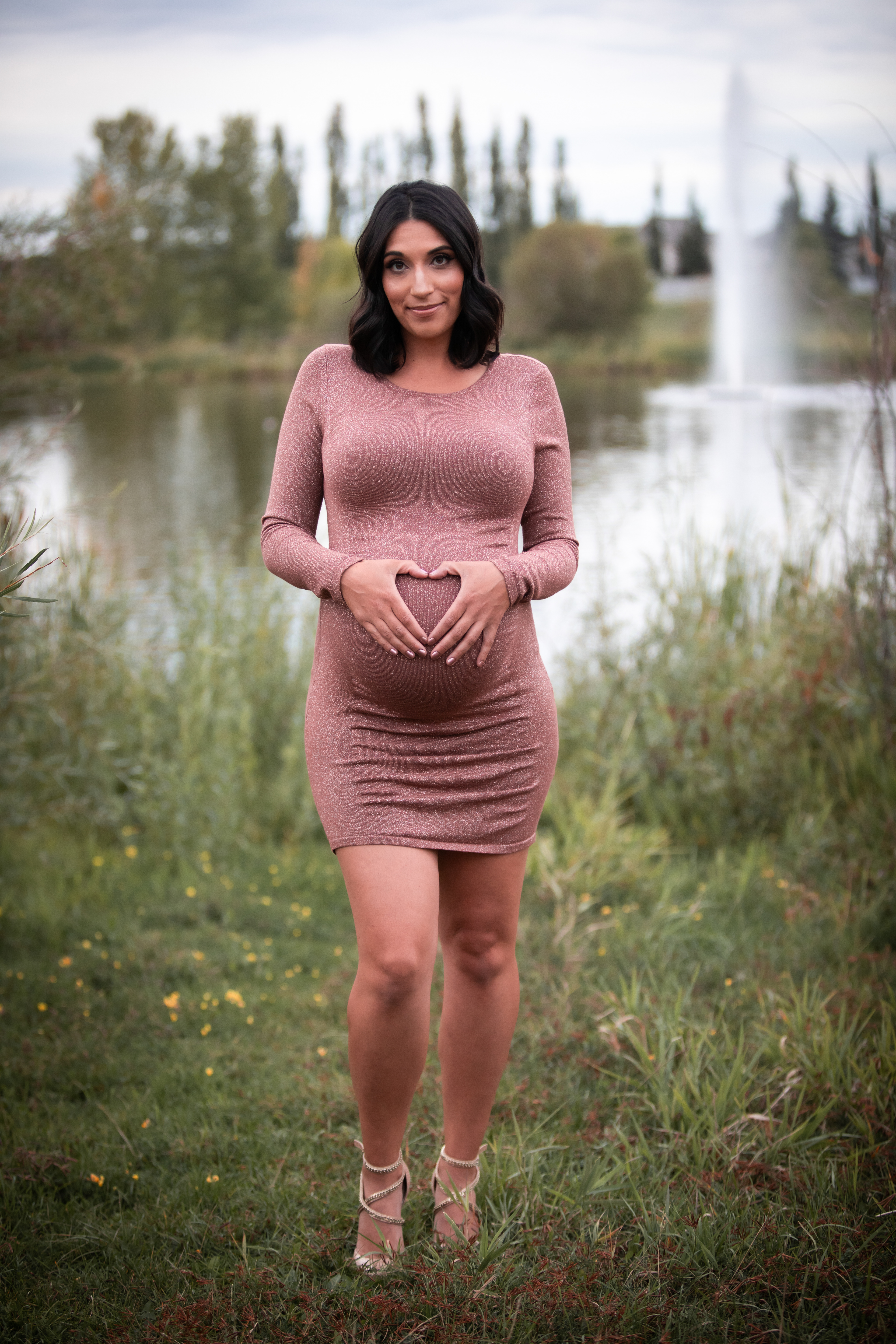 pregnant mom holding belly