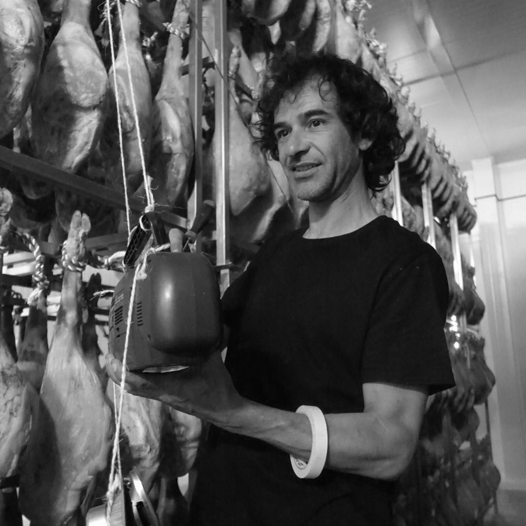 ROMÁN RUBERT  -  AYUDANTE DE ARTE  Y DISEÑO DE MURALES