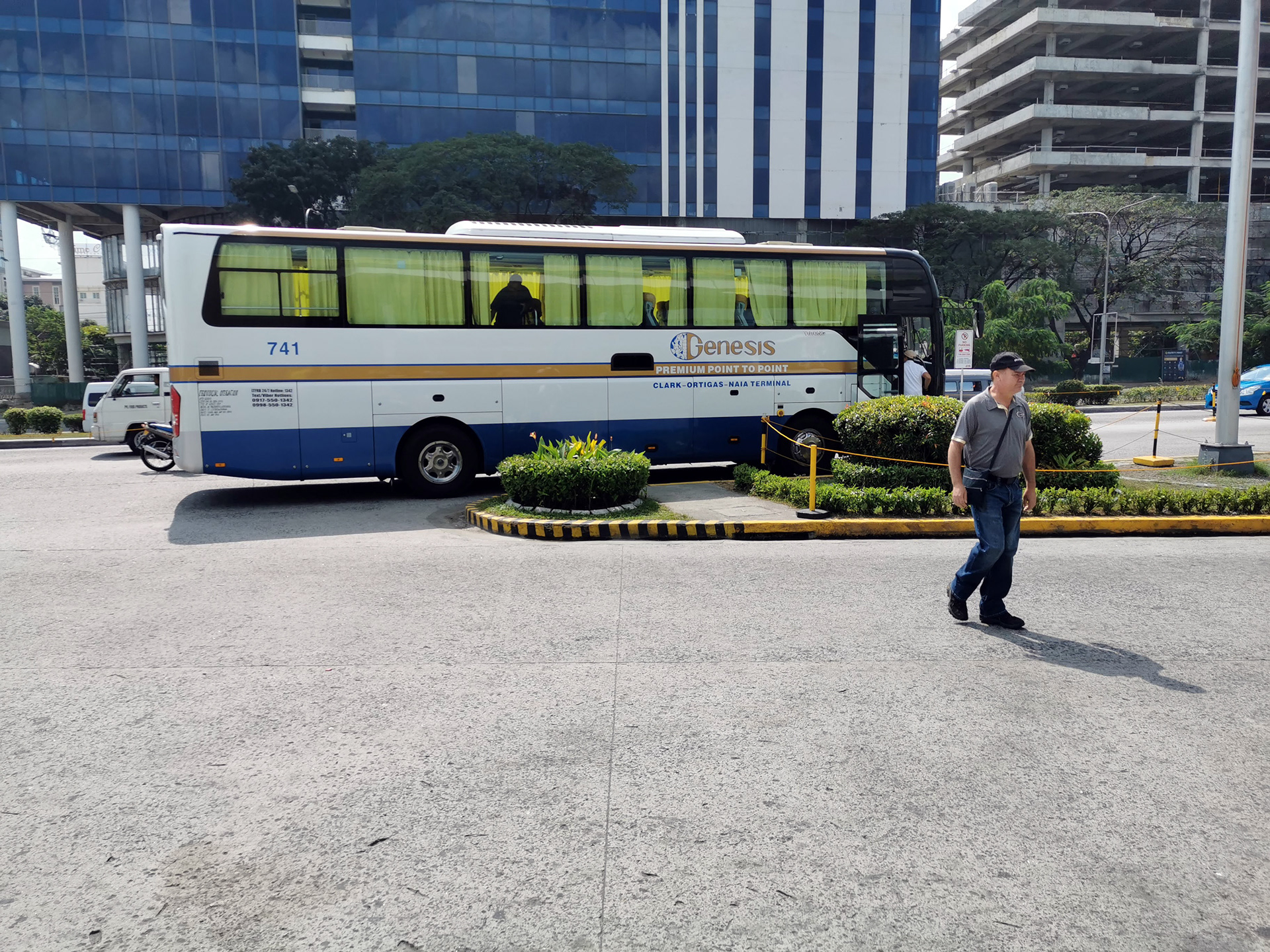Genesis P2 P Bus, SM City, Clark