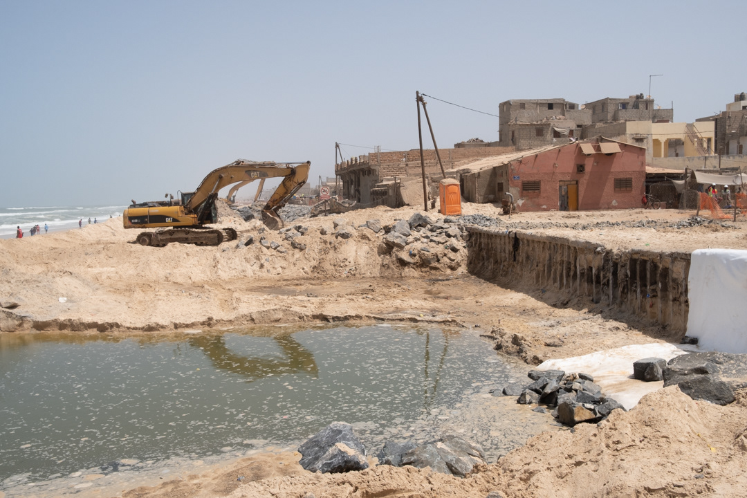 Financed by the State of Senegal and the French Development Agency (AFD), once finished the dyke will run for 3,5 km alongside the protective wall built by settlers in 1927.