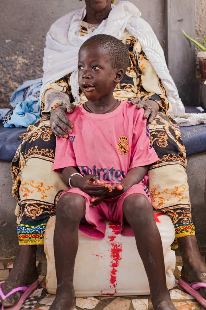 Astou Fall (73) was asleep when the first waves lapped at her door in March 2017. «We woke up with the feet on the water» she recalls. Her nephew Mohamad was just 1 month the night they fled their home to seek refuge in Khar Yalla, a displacement camp 8 km inland.