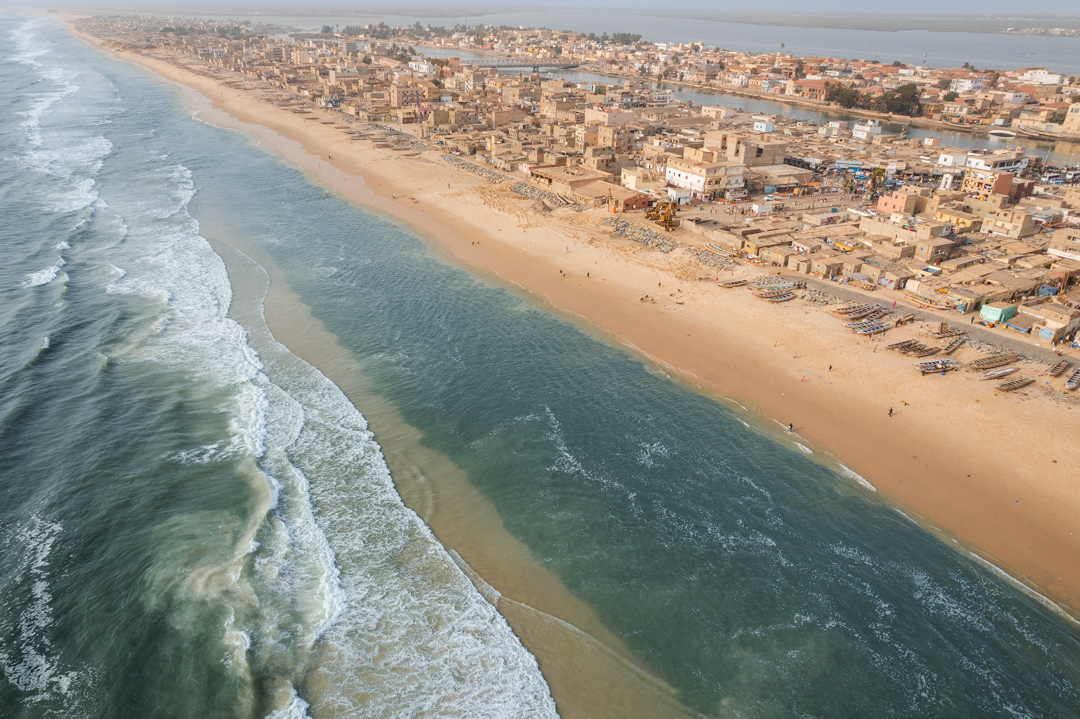 The Langue de Barbarie, home of 80000 people, is the most densely populated area of the whole Africa. Once the construction works are completed, the houses located on the 20-meter-wide strip along the protective wall will be demolished. Around 100000 people are set to be relocated in Djougop, 10 kilometers inland. 