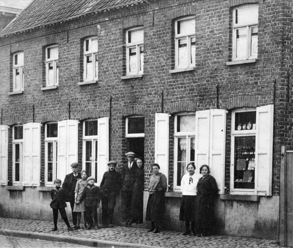 Familie Felix Van Steelant voor het ouderlijk huis in de Groenestraat te Zedelgem