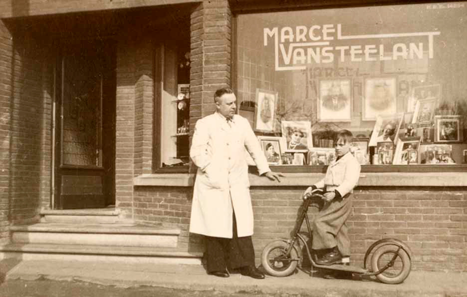 Marcel en Marc Van Steelant voor de winkel in de Groenestraat 65 te Zedelgem