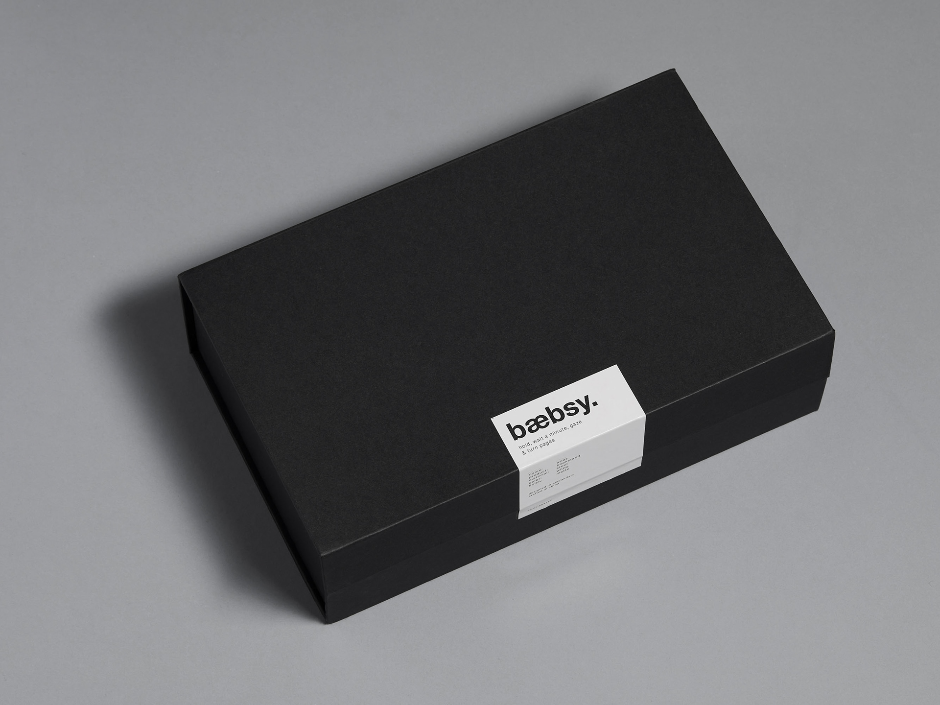 Picture of black product packaging seen from above to indicate how you will receive it at home.