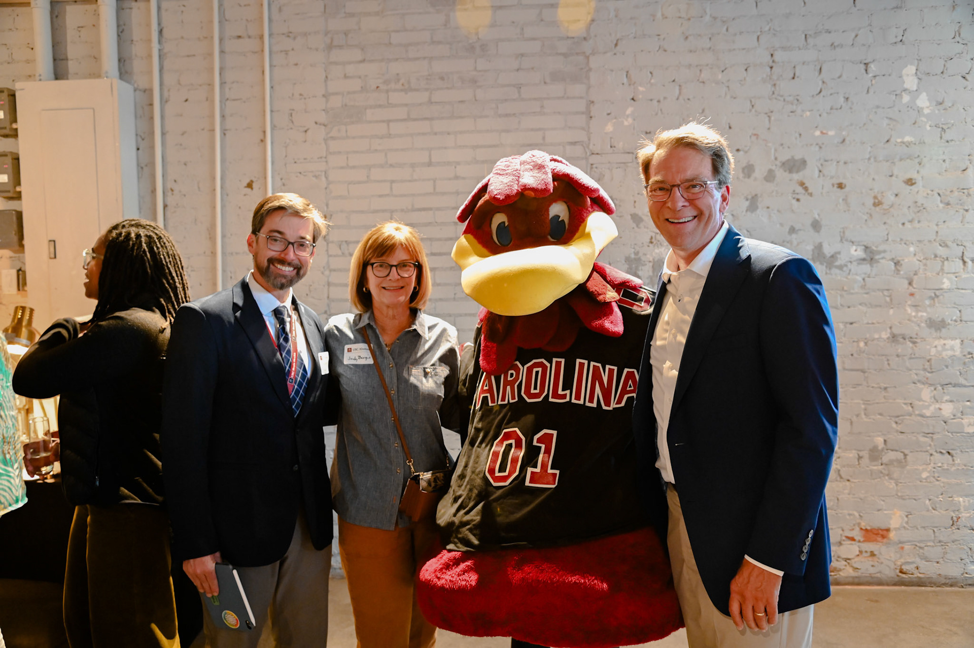 Alumni posing with Cocky