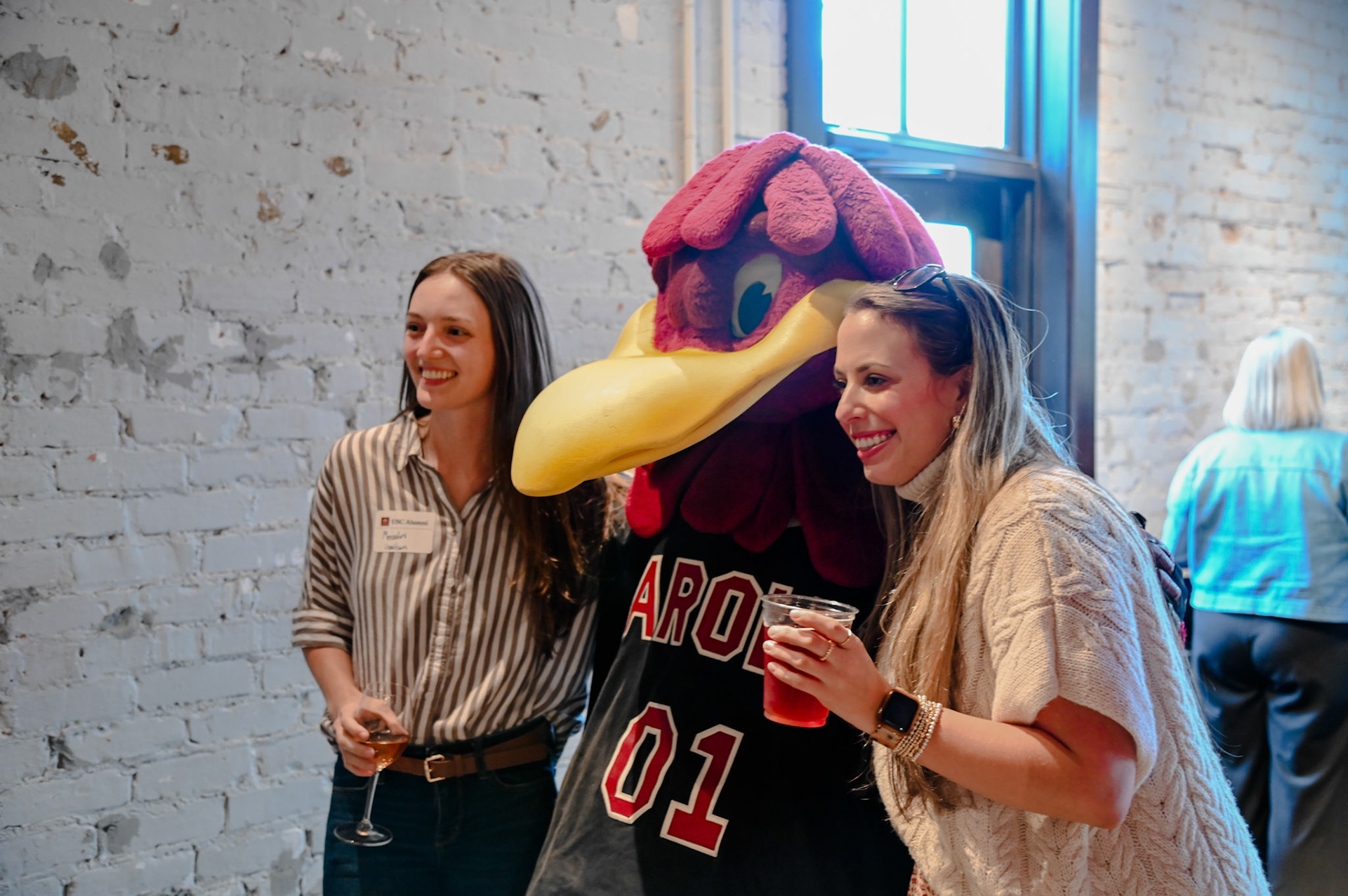 Alumni posing with Cocky