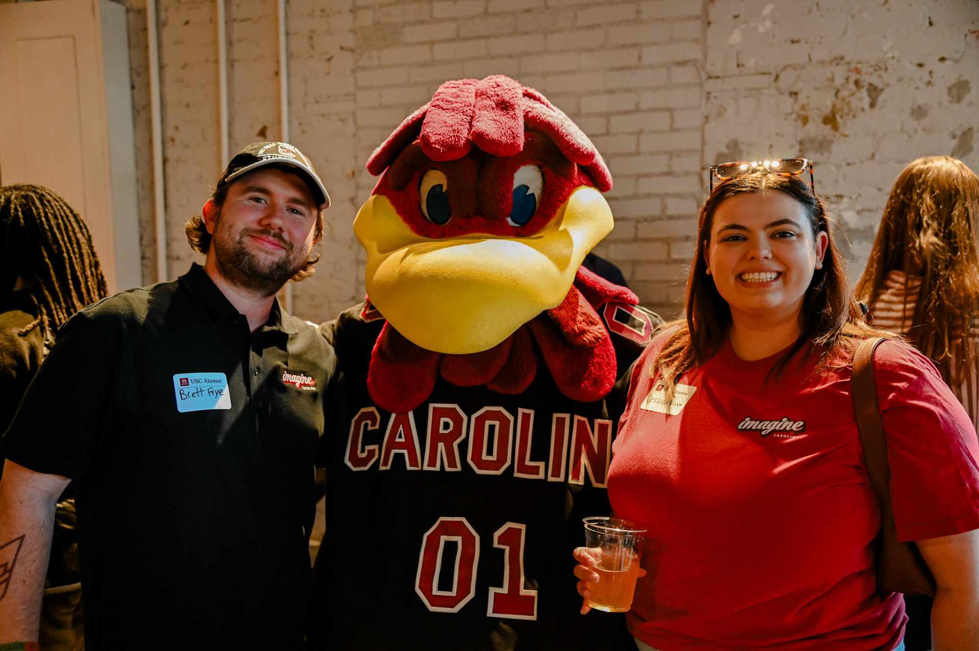 Alumni posing with Cocky