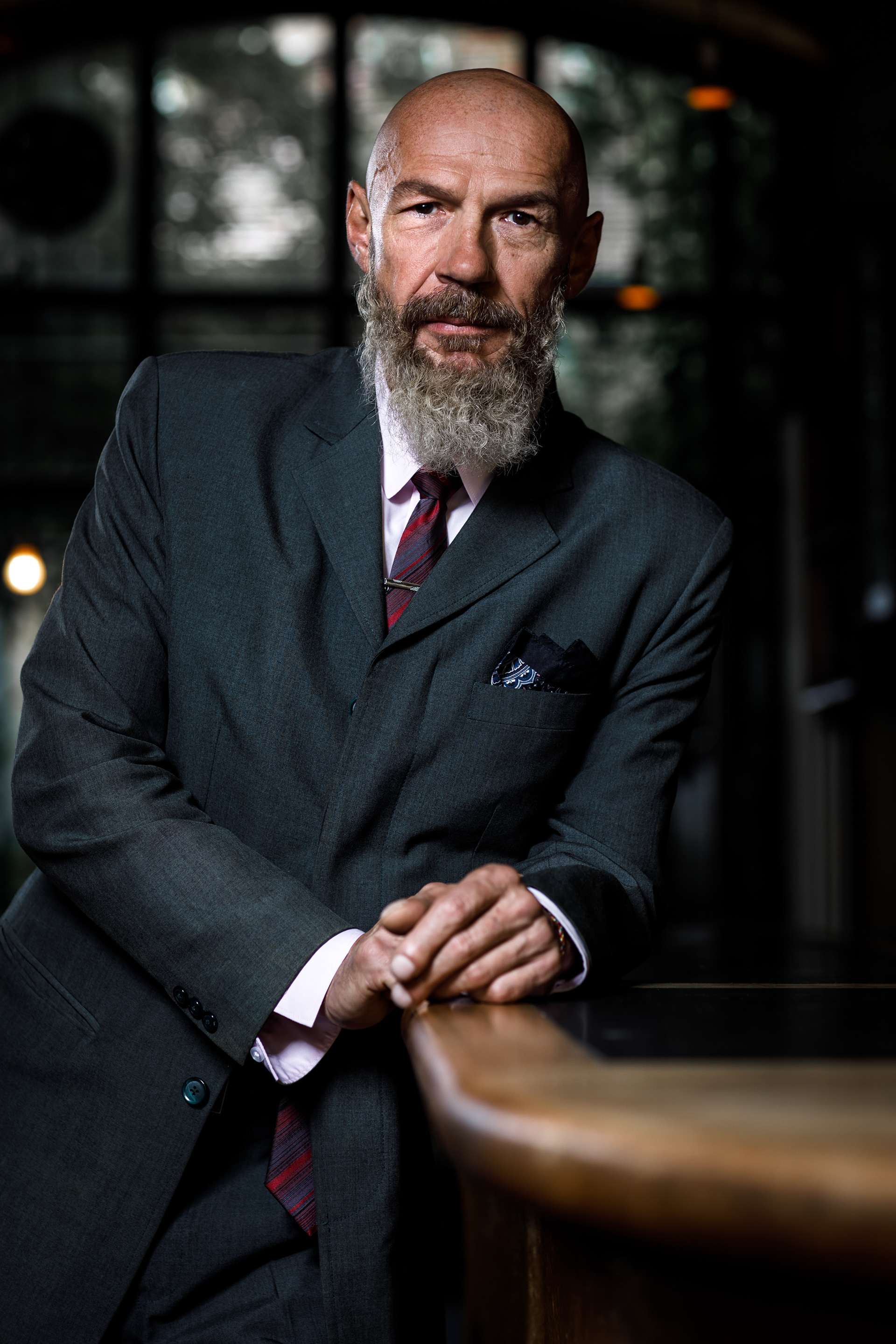 Mann mit Bart im Anzug in Bar