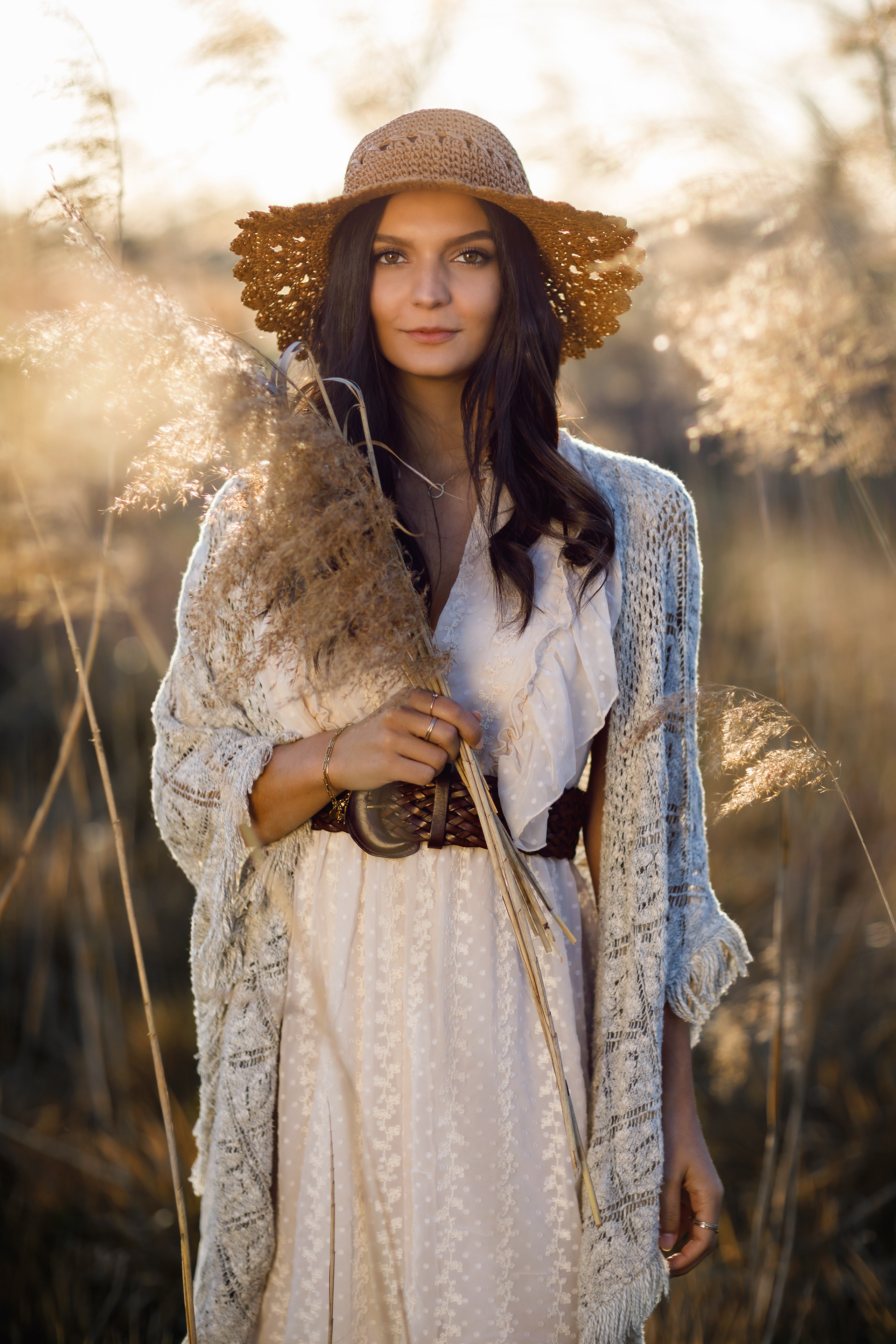 Frau in bohemian Style in Feld bei Gegenlicht