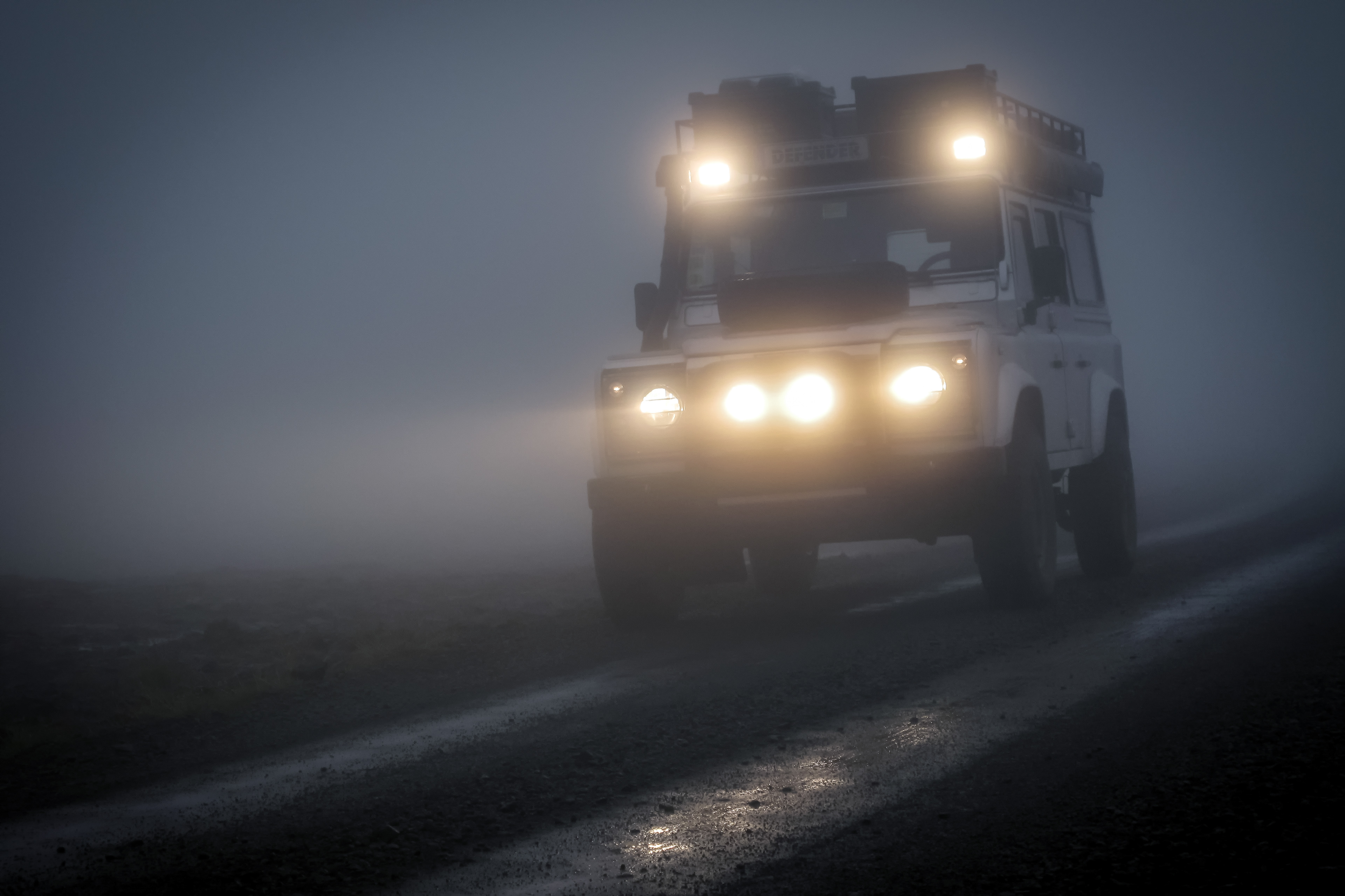 Landrover Defender im Nebel