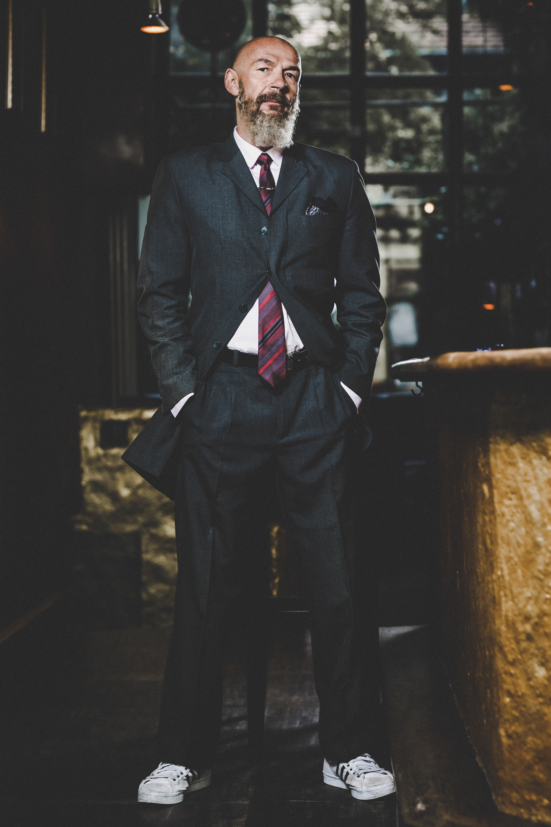 bärtiger Mann mit Anzug in Bar