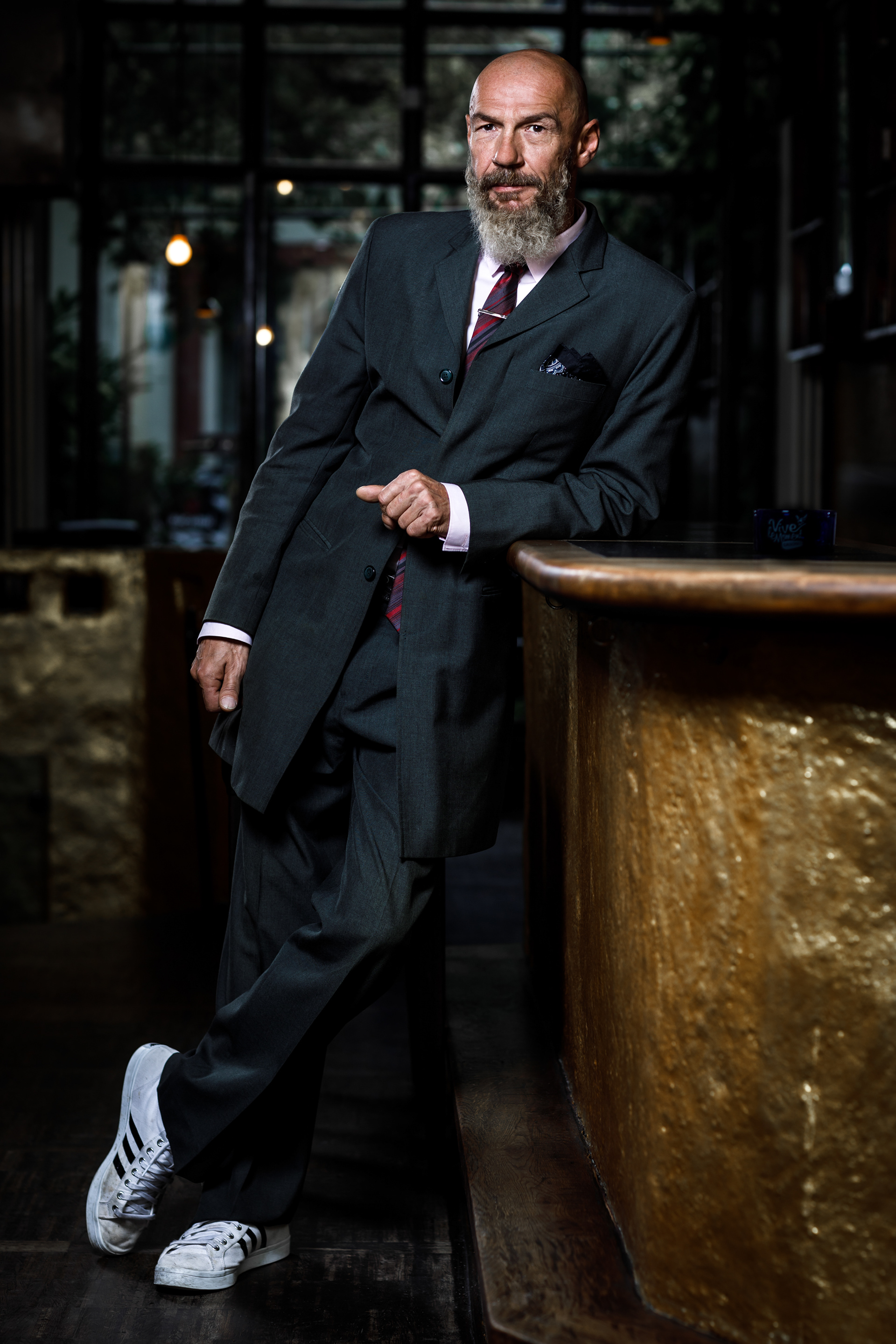 trendiger Mann lässig lehnend an Bar