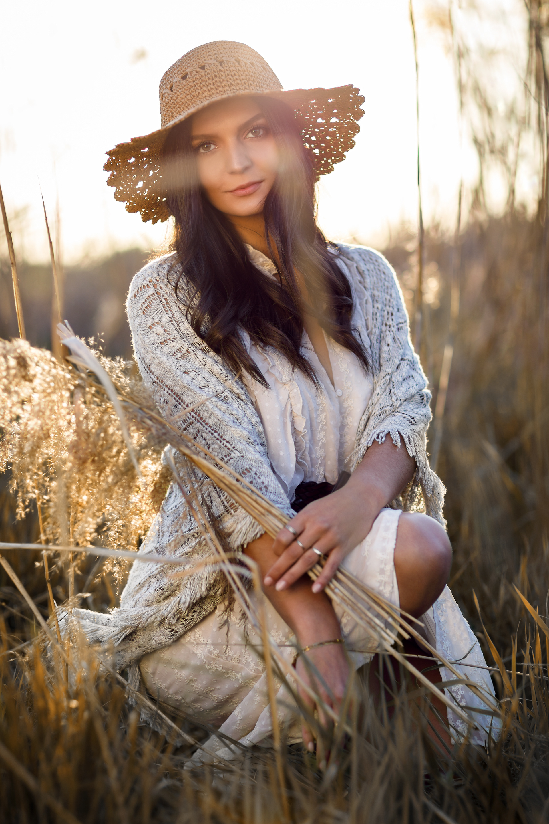 Frau in bohemian Style in Feld bei Gegenlicht