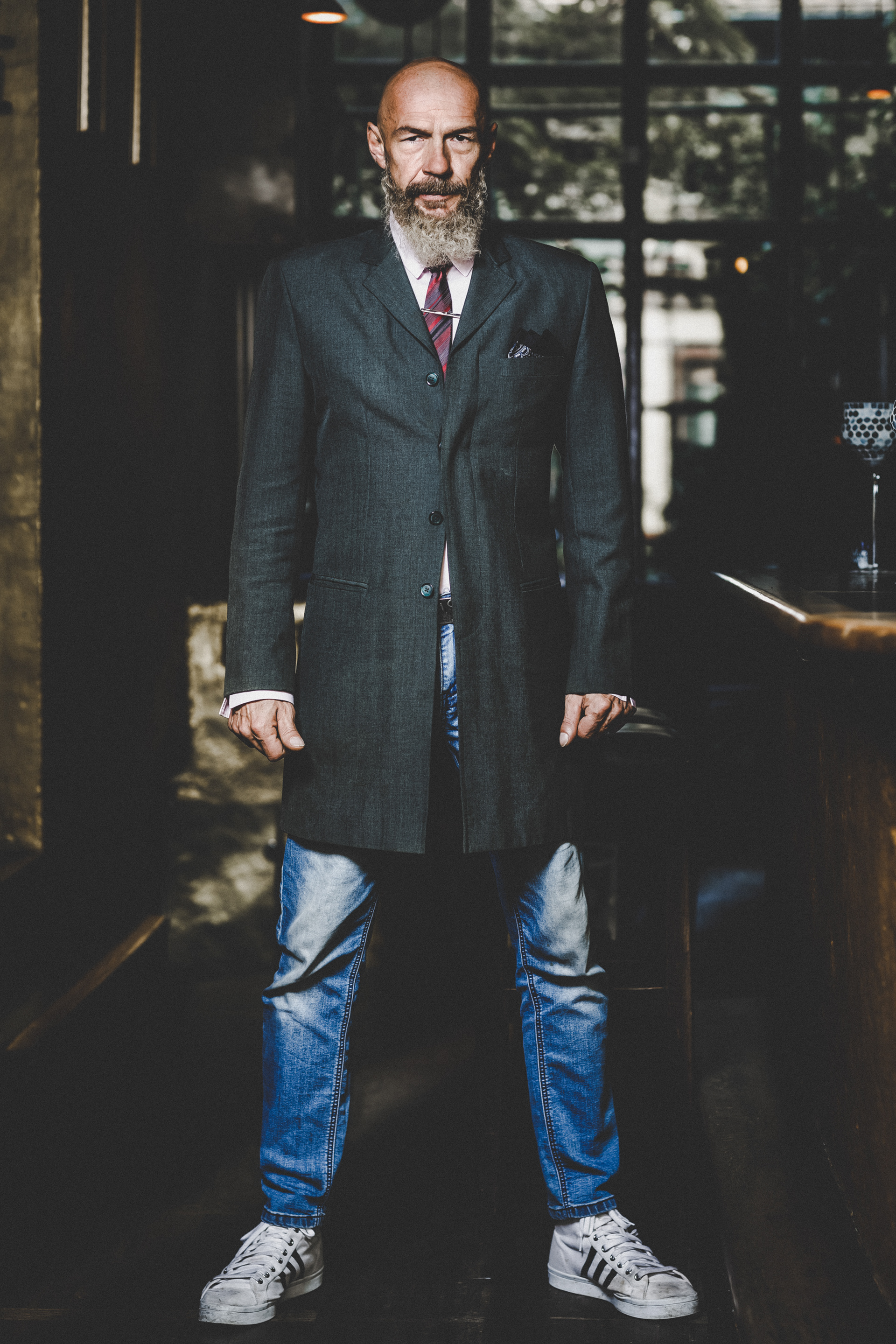 bärtiger Mann in coolem Outfit