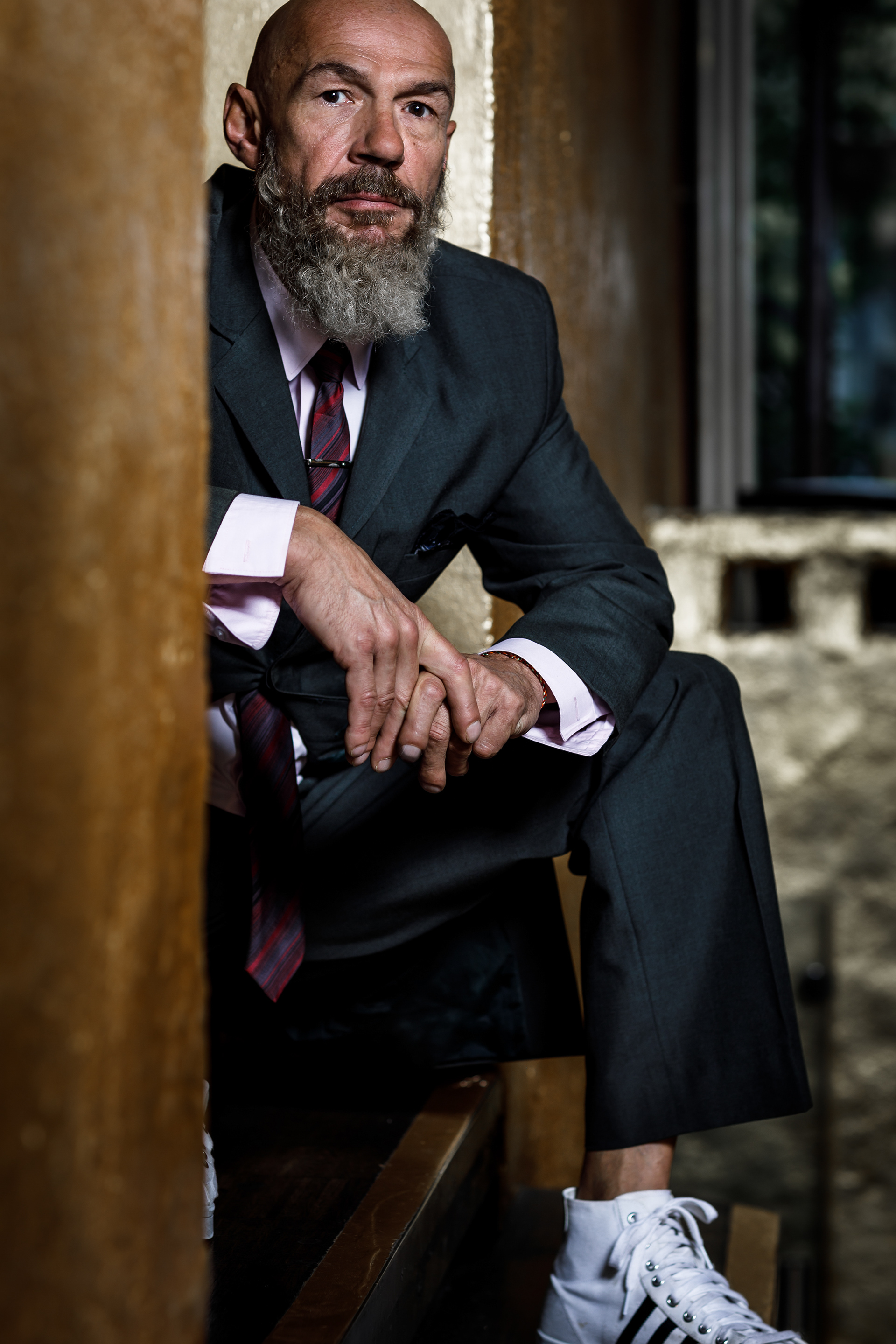 Mann sitzend im Anzug in Bar