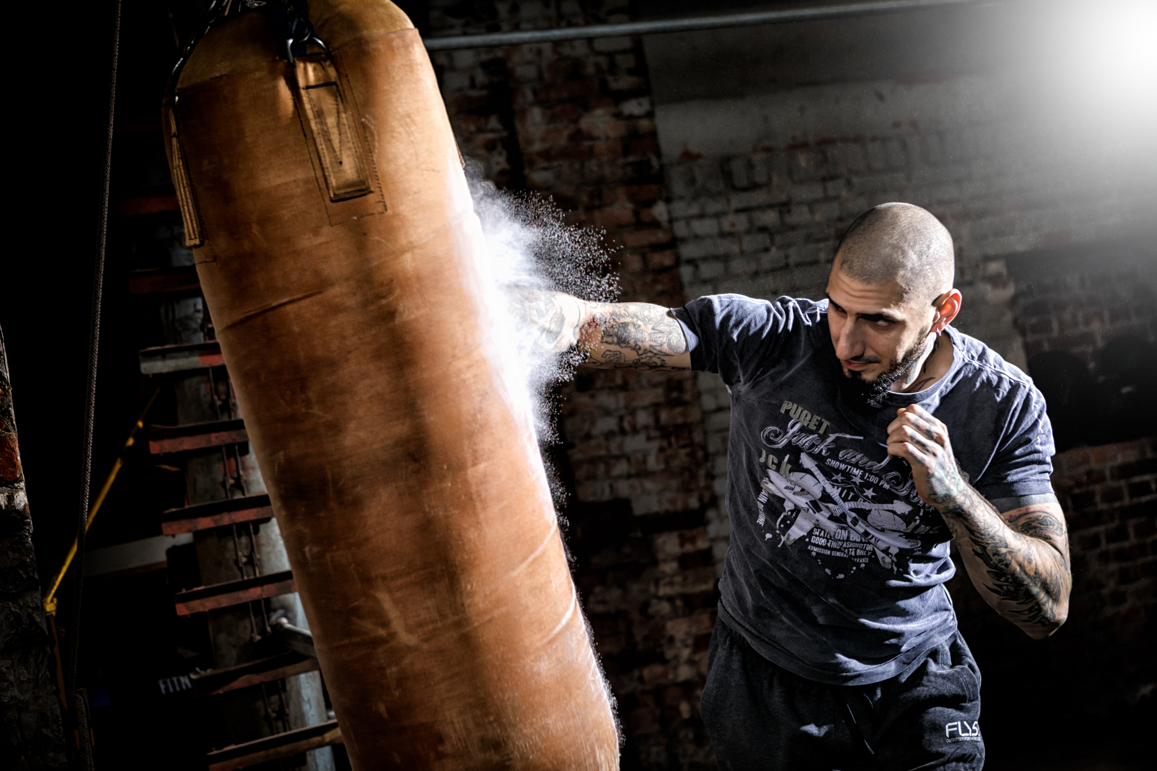 Boxer in alter Fabrikhalle