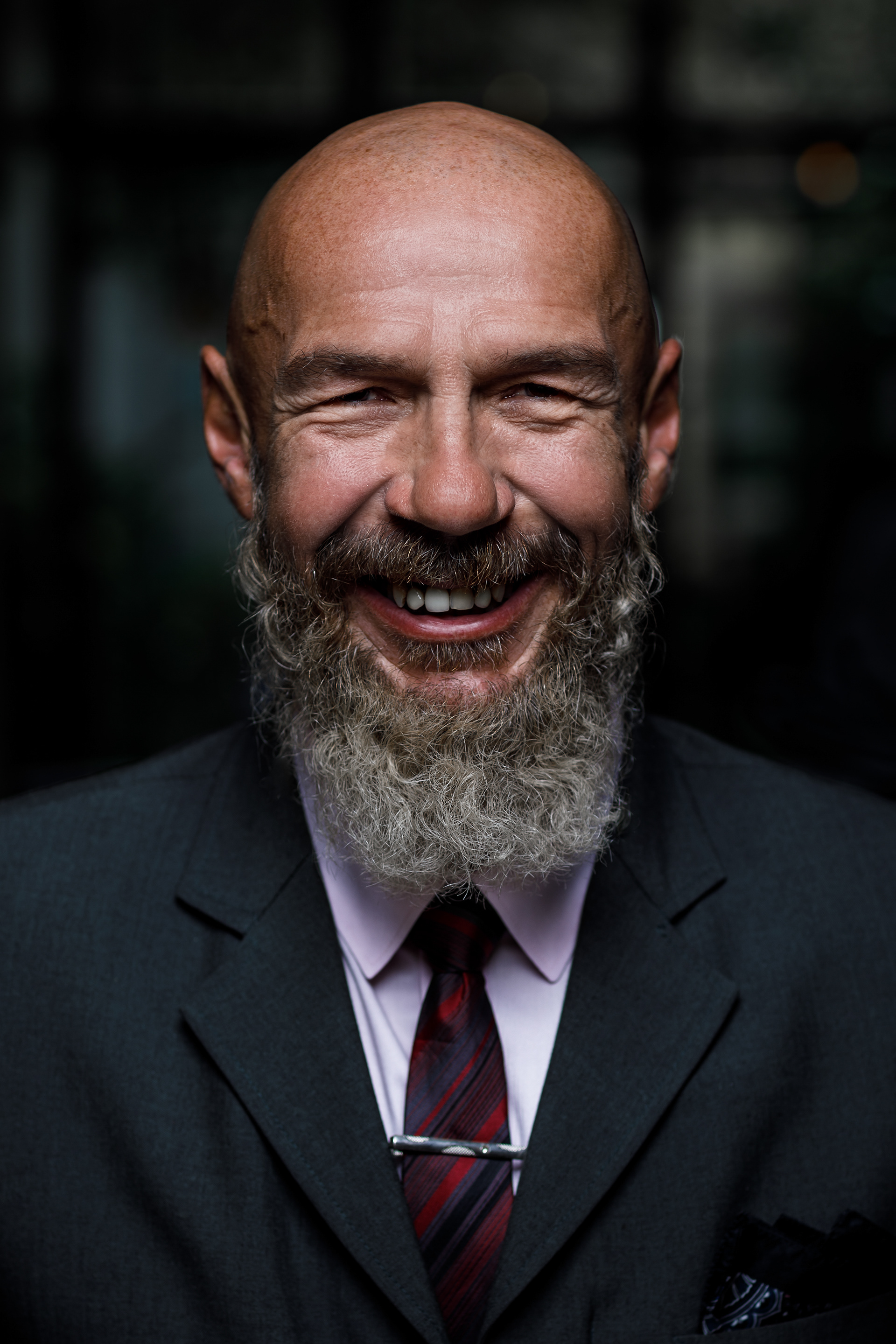 Portrait lachender Mann mit Bart