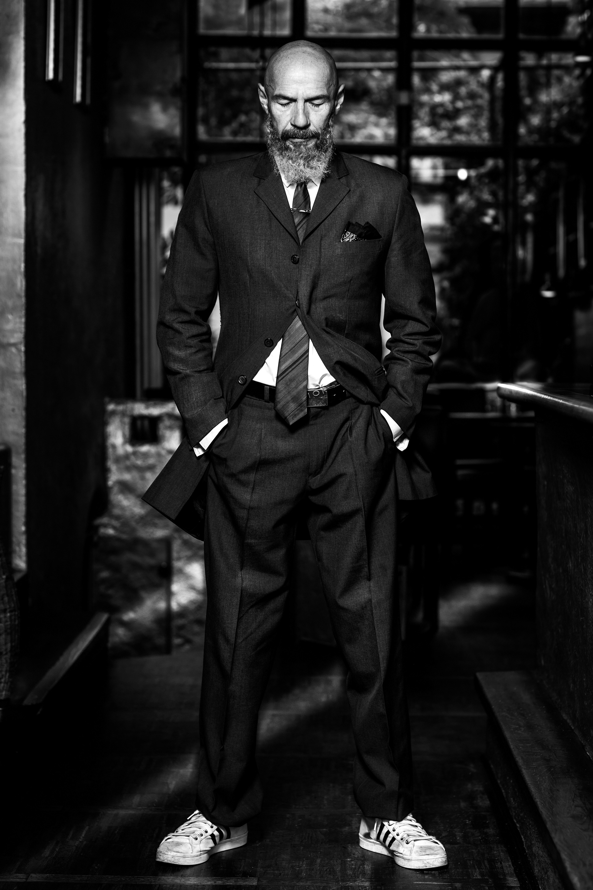 bärtiger Mann in coolem Outfit